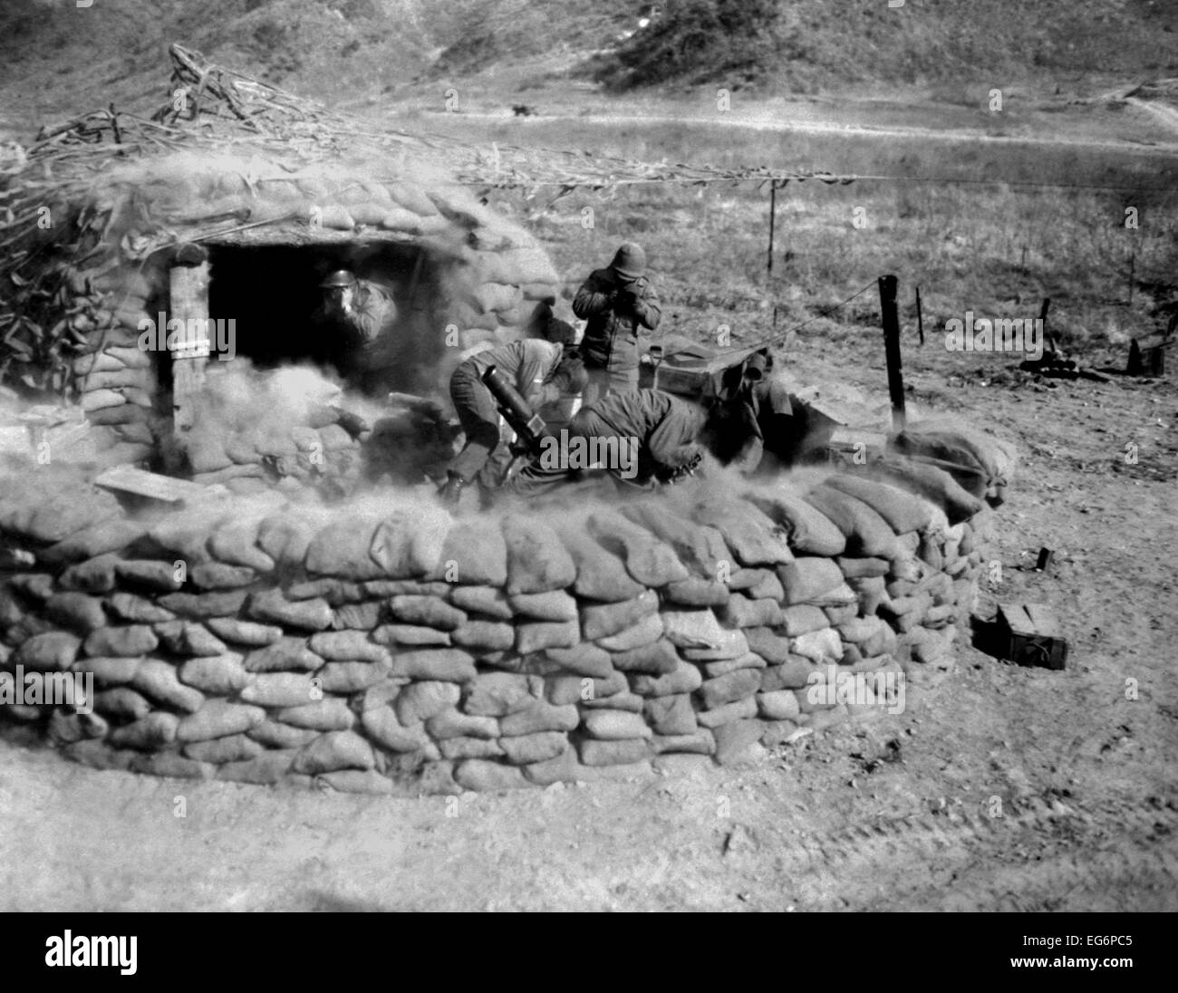 Des soldats américains de la 4.2, de mortiers le feu sur une position ennemie, à l'ouest de la Corée, de Chorwon. 7 février 1953. Guerre de Corée, 1950-1953. Banque D'Images