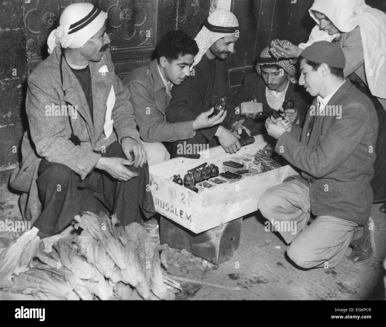 Les Palestiniens arabes examiner armes dans un marché de Jérusalem. Des fusils, des balles, et des grenades à main ont été en vente à côté des légumes sur Banque D'Images