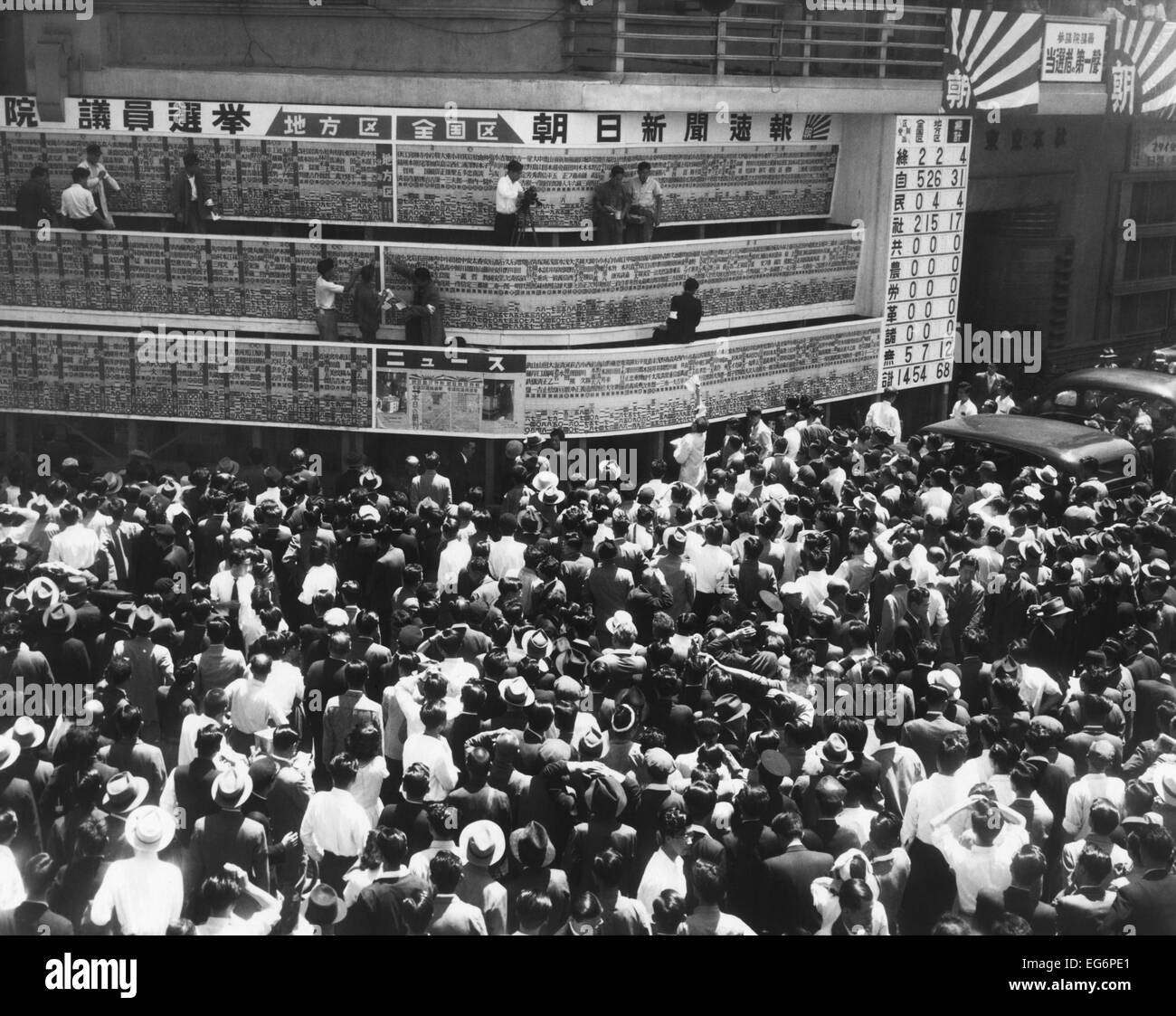 Autour de la foule japonaise Asahi Newspaper totalisations spéciales sur la sixième élection d'après-guerre. La lutte anti-communiste Yoshida Banque D'Images