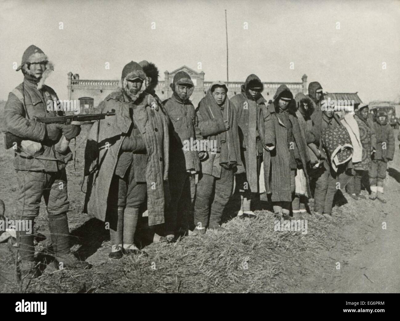 La guerre civile chinoise, 1946-1949. Les troupes de la 38e Division de l'armée chinoise en Mandchourie nationalistes communiste garde prisonniers. Banque D'Images