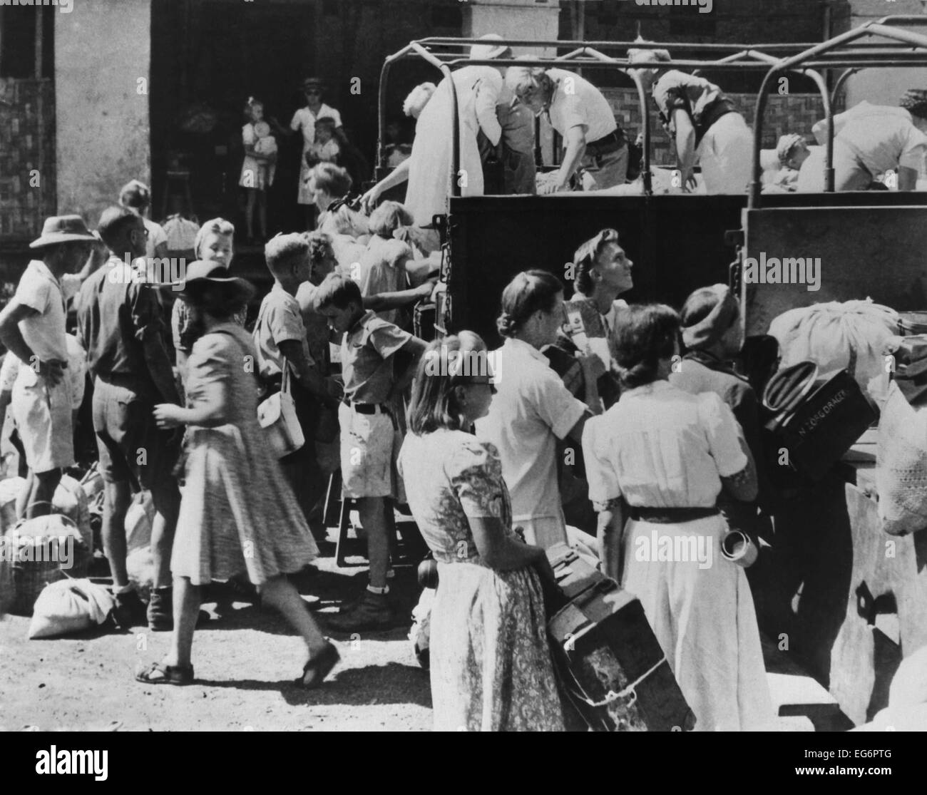 Les civils hollandais après leur libération d'un camp d'internement nationaliste indonésien. Ils sont leurs effets personnels au chargement Banque D'Images