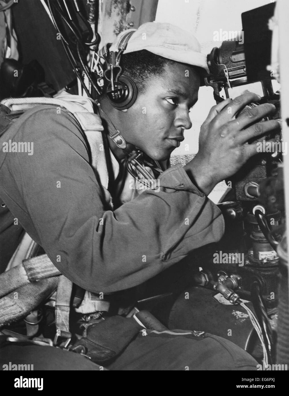 African American gunner sur un B-29 Super Fortress de la 98e Escadre de bombes pendant la guerre de Corée. Ca. 1950-1953. (BSLOC   2014 11 212) Banque D'Images