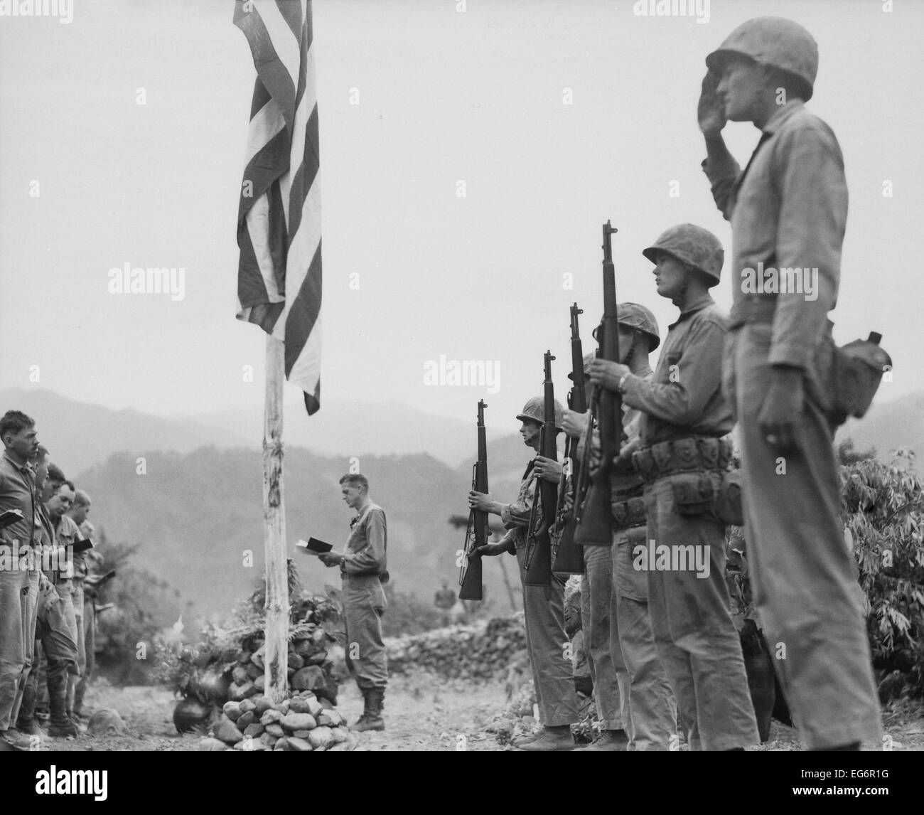 5e Régiment de Marines, des services commémoratifs tenus sur le terrain pendant la guerre de Corée. 21 juin, 1951. (BSLOC   2014 11 206) Banque D'Images