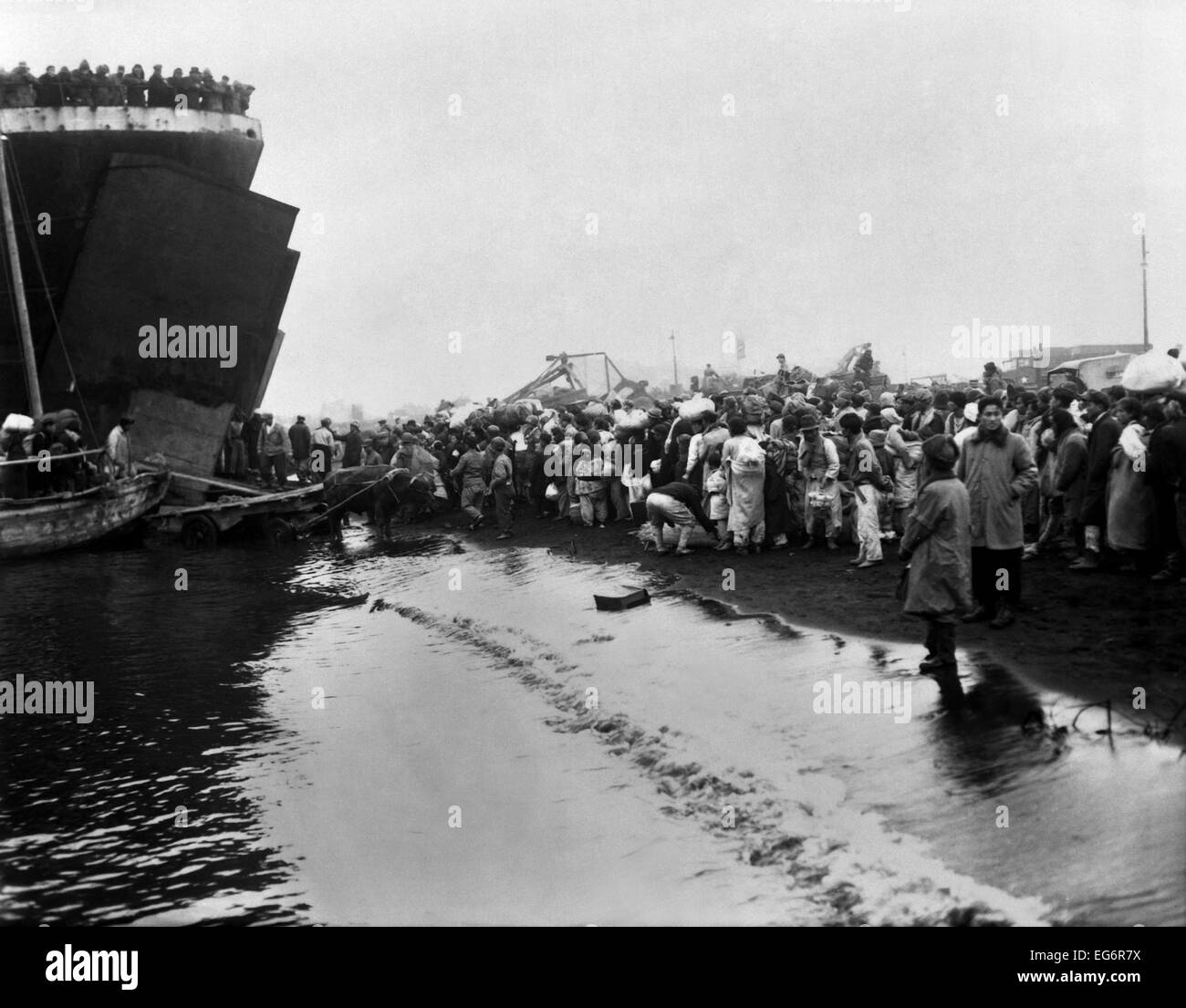 Préparer les réfugiés à bord d'un LST lors de l'évacuation de Hungnam. Ils fuient les troupes nord-coréen/chinois Banque D'Images