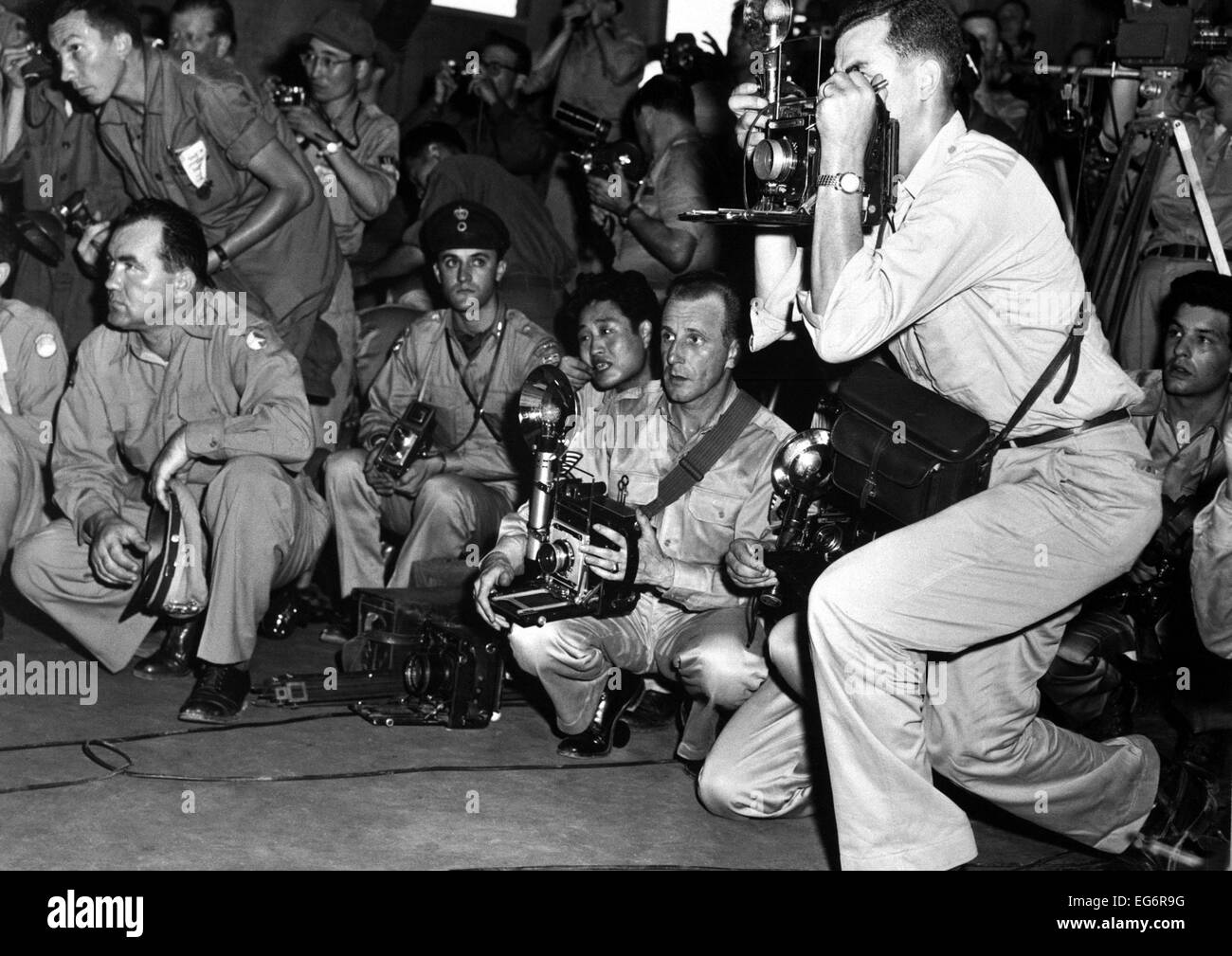 Les correspondants de l'ONU et les photographes à l'armistice à Panmunjom, bâtiment, en Corée. Le 23 juillet 1953. Guerre de Corée, 1950-1953. Banque D'Images