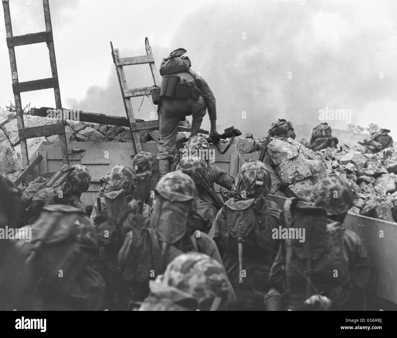 Le lieutenant Marin Baldomero Lopez à l'échelle d'une digue après l'atterrissage sur la plage rouge dans l'invasion d'Inchon. Quelques minutes après cette photo a été Banque D'Images