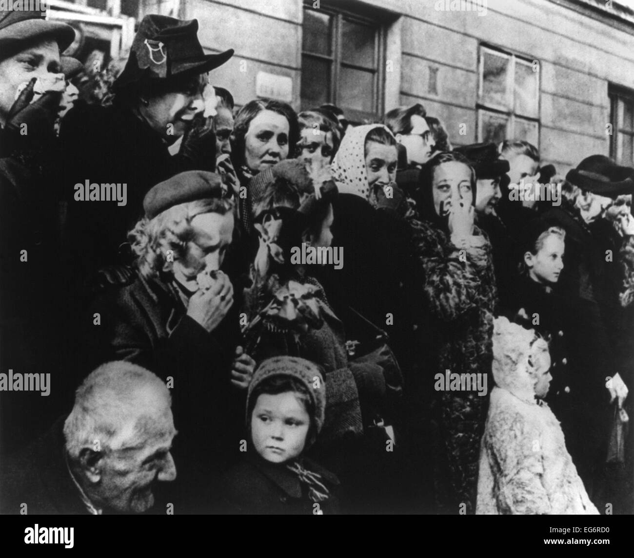 Les femmes pleurer au moment du coup d'État communiste de Prague par soutenu par l'URSS en février 1948. - BSLOC  2014 (15 248) Banque D'Images