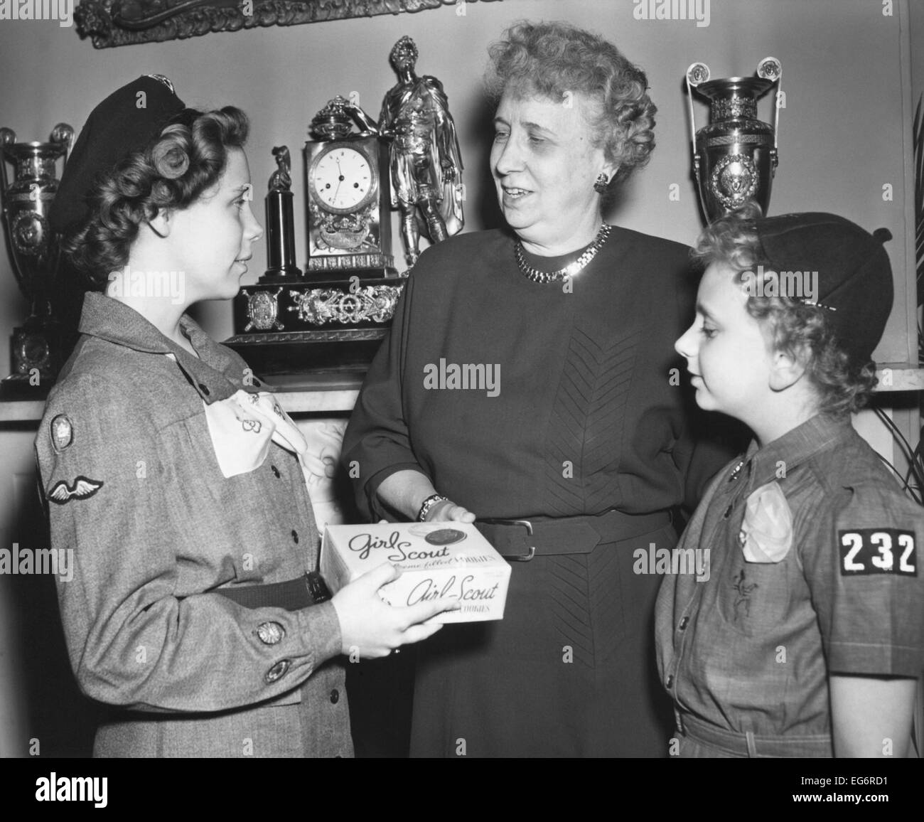 Première Dame Bess Truman achète la première boîte de biscuits pour démarrer la collecte de fonds annuelle d'éclaireuses. 24 février, 1950. - Banque D'Images