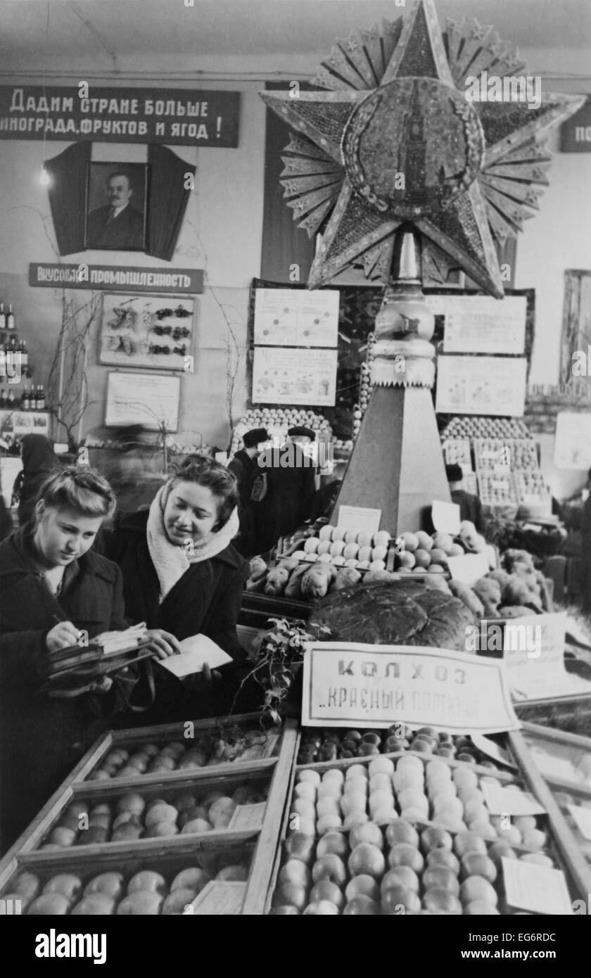 Les visiteurs du stand de fruits et légumes d'une ferme collective, à Chisinau, Moldova. 1949. - BSLOC  2014 (15 253) Banque D'Images