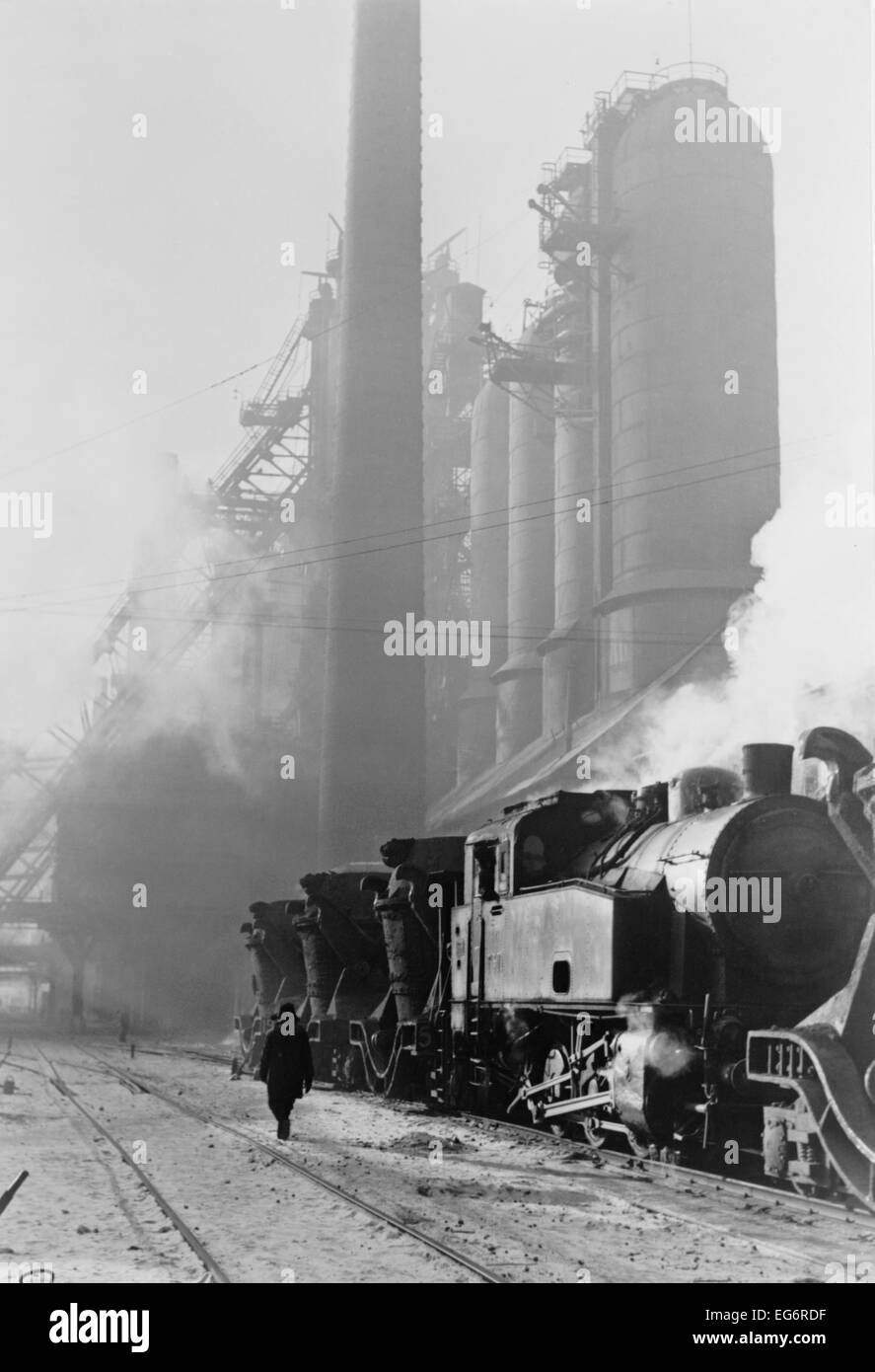 Transport de locomotive à la fonte du haut-fourneau Staline l'activité métallurgique. Kouznetsk, Russie, 1955. - Banque D'Images