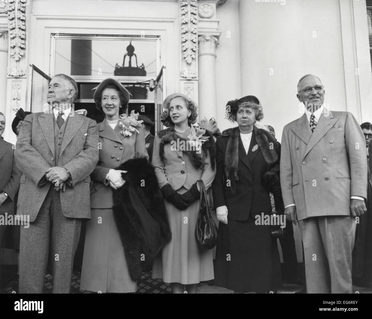 Le président Truman et le vice-président élu Barkley à la Maison Blanche après l'élection 1948. De G à D : Alben Barkley, Marian Barkley Truitt, Banque D'Images