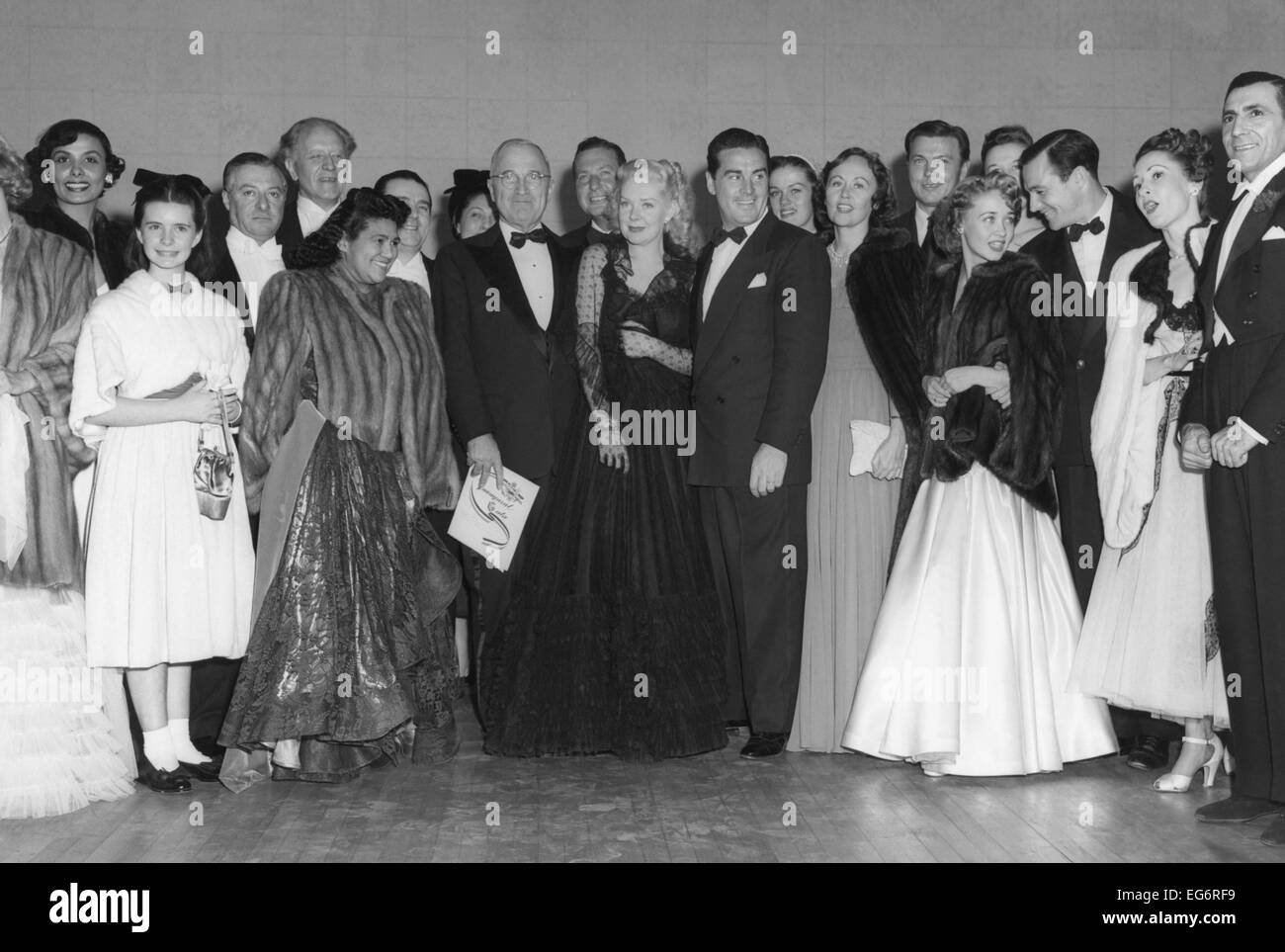 Le président Harry Truman pose avec les artistes interprètes ou exécutants de l'premier gala tenu à l'armurerie de la Garde nationale. 19 janvier, 1948. De G à D : Banque D'Images