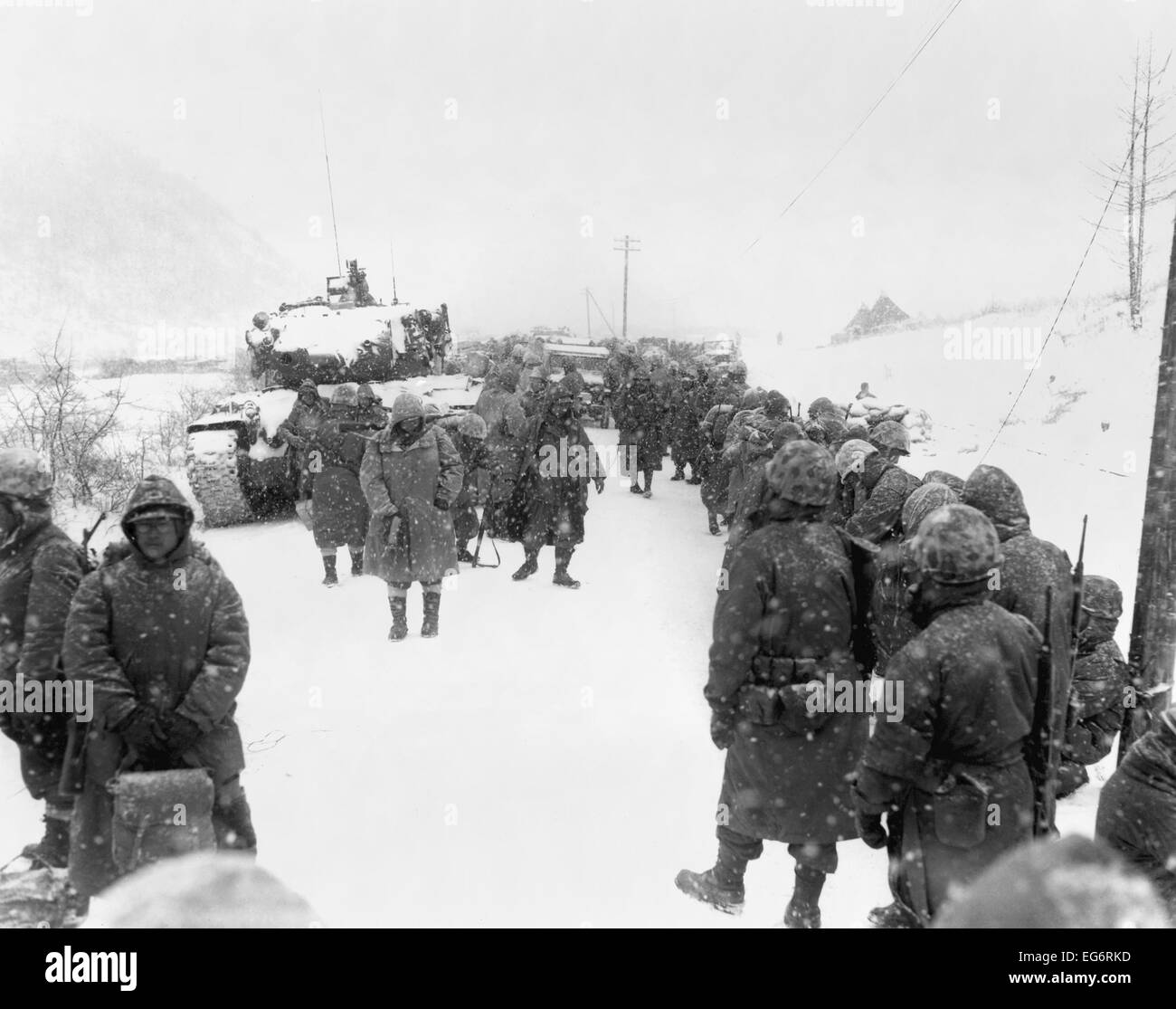 Première Division maritime prend la route sur le retrait de Koto-ri, au sud de la réservoir de Chosin. Ca. 6-15 déc, 1950. Le coréen Banque D'Images