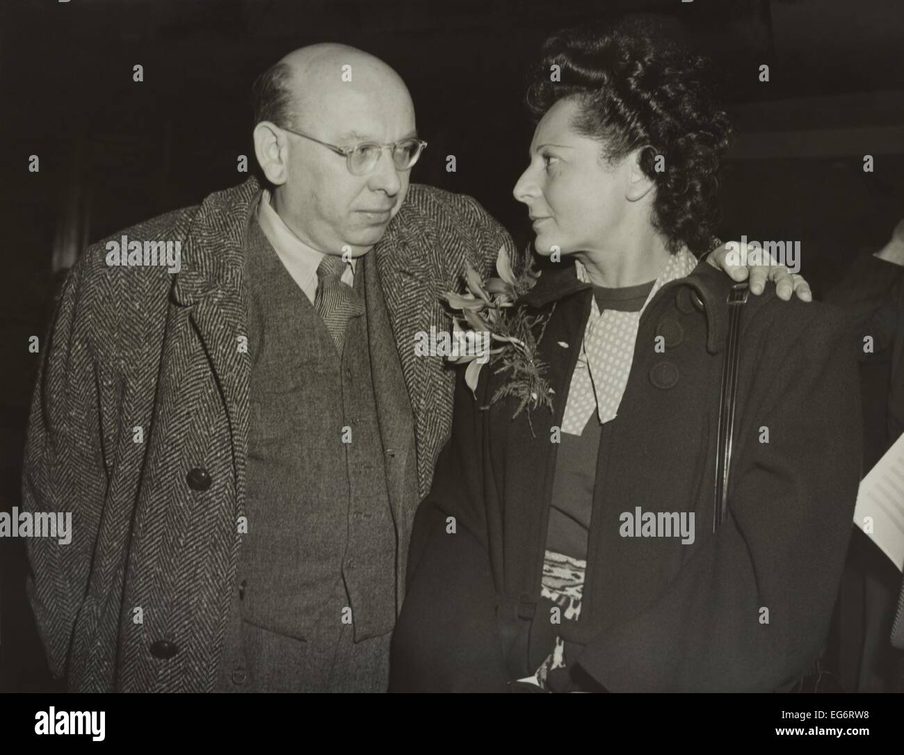 Hanns Eisler et sa femme Anna Louise, à LaGuardia avant de s'envoler pour Prague le 26 mars 1948. 15 ans après son exil de Banque D'Images