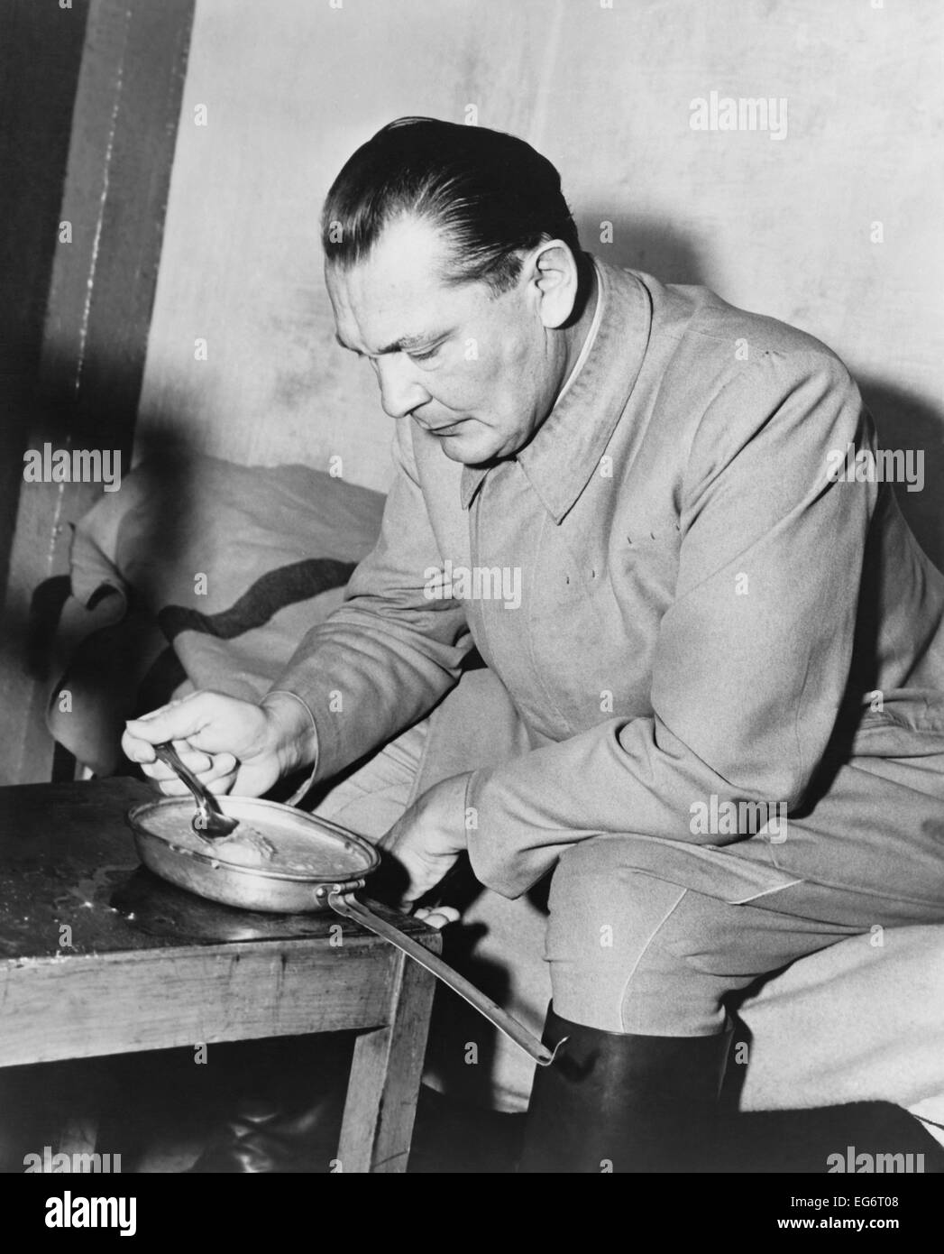 Hermann Goering criminel de guerre d'un gruau manger pan de métal en prison. Il était le plus haut d'être condamnés par les Nazis à la Banque D'Images