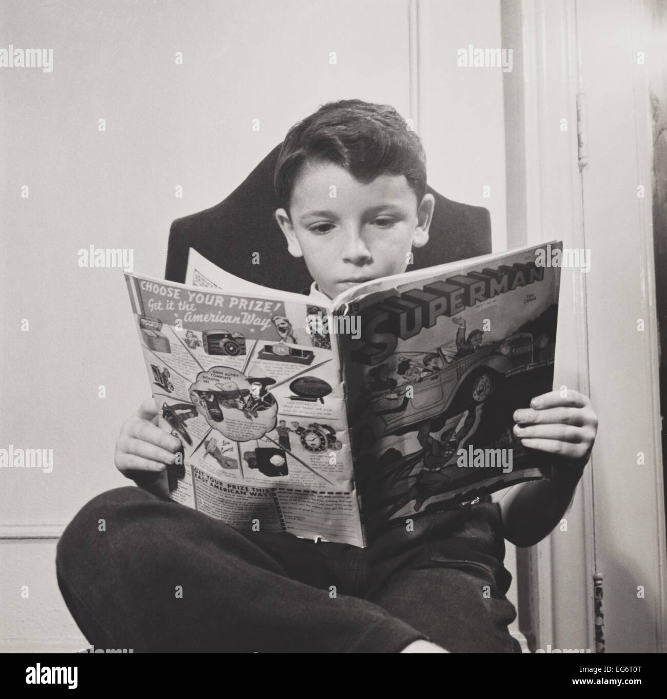 La lecture d'un jeune garçon réfugié allemand comic Superman à la N.Y. Children's Colony School en 1942. (BSLOC   2014 13 164) Banque D'Images