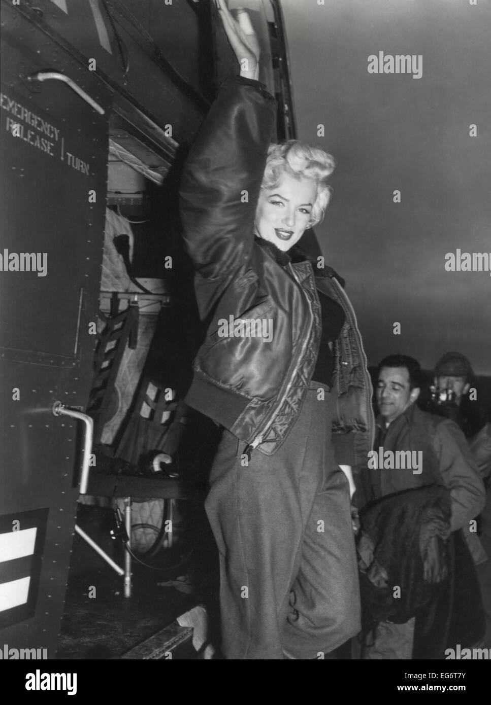 Marilyn Monroe arrivant en hélicoptère à une base militaire américaine en Corée. Elle a effectué dix spectacles dans quatre jours pour les troupes américaines en Banque D'Images