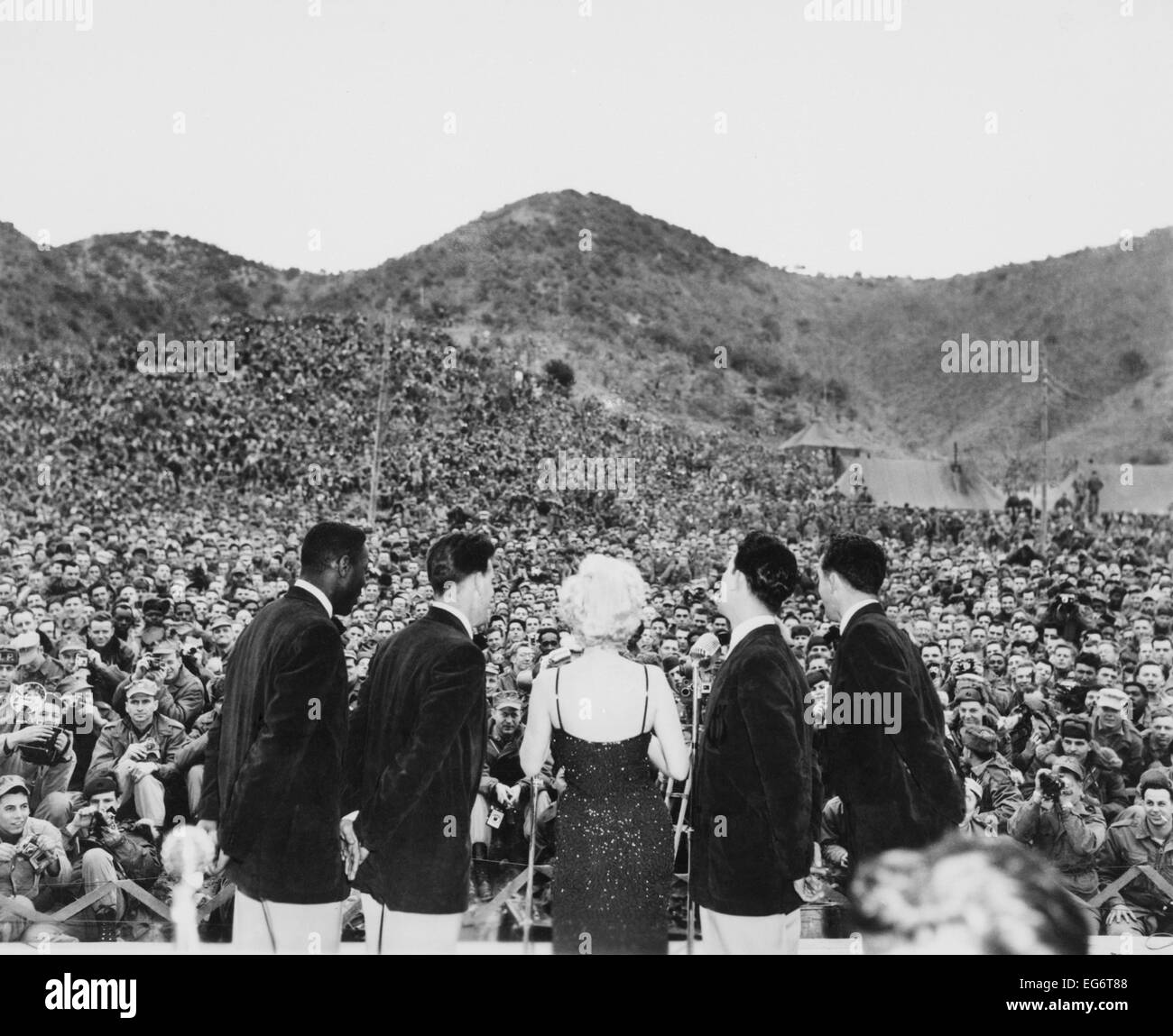 Marilyn Monroe l'exécution pour un montant estimé à 13 000 hommes de la Première Division de Marines en Corée. Ca. 18-22 février, 1954. Banque D'Images
