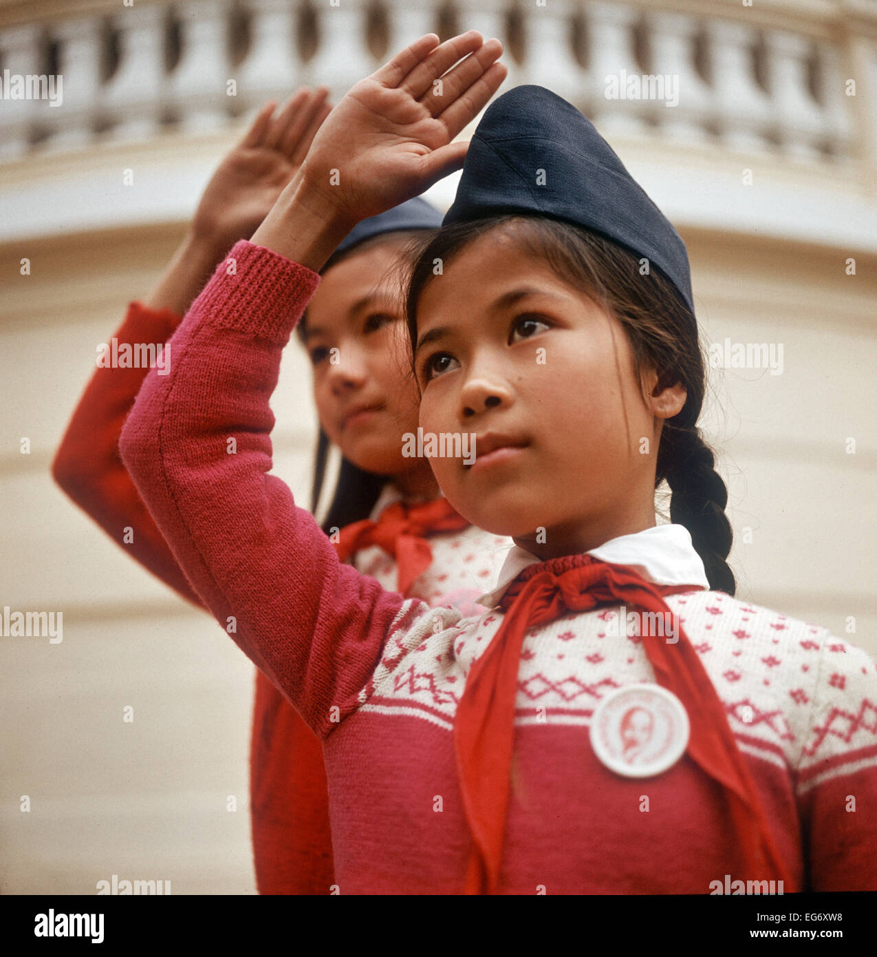 Deux jeunes filles vietnamiennes avec le chapeau et foulard rouge, le coup  de main pour le pionnier accueil, photographié en mars 1973 dans le nord du  Vietnam. Seulement quelques semaines avant, l'accord