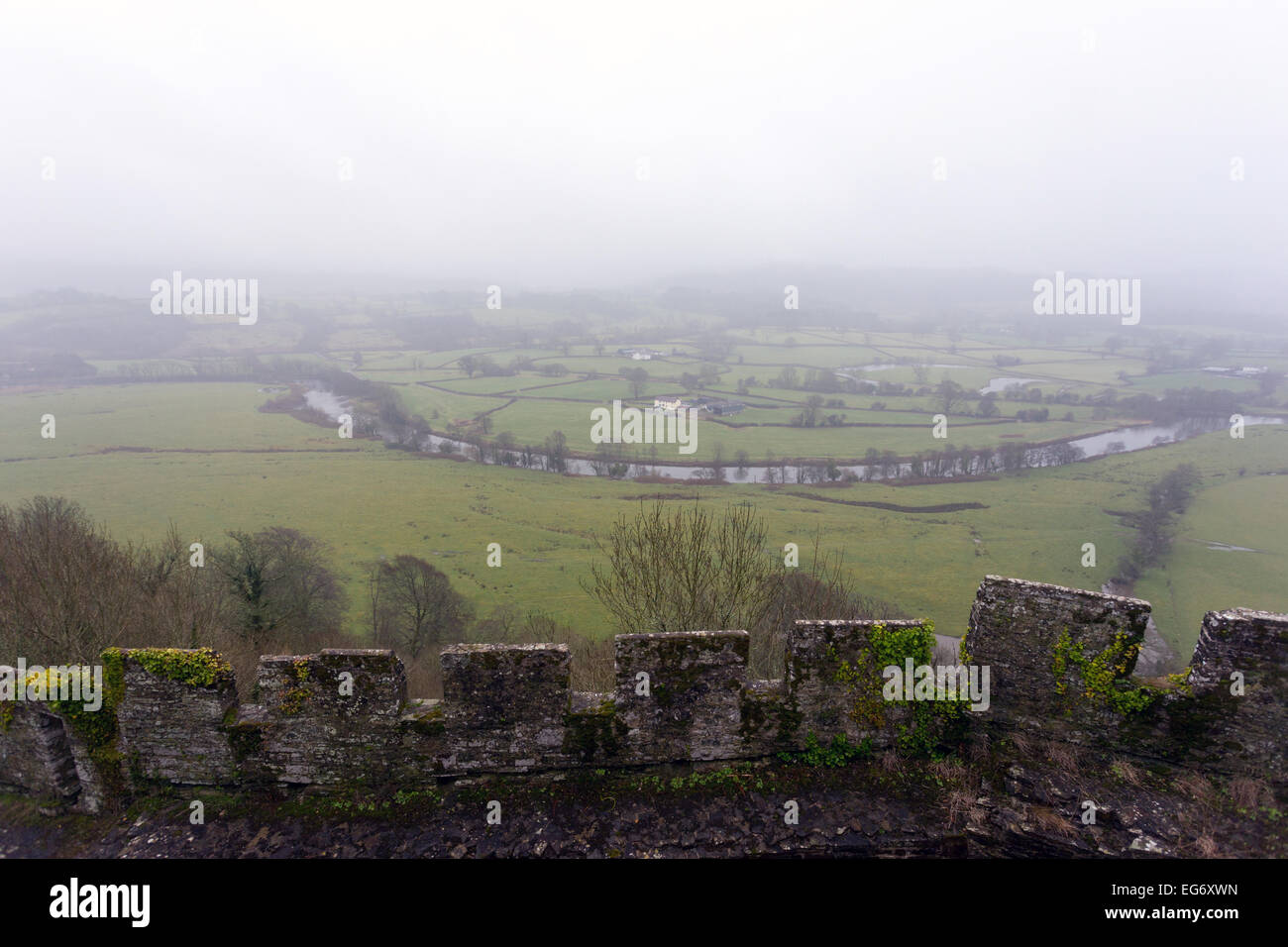 Misty vue sur le Twyi (Towie) rivière de Dinefwr Castle, Llandeilo, un bastion historique dans le sud du Pays de Galles, UK, maintenant administrer Banque D'Images