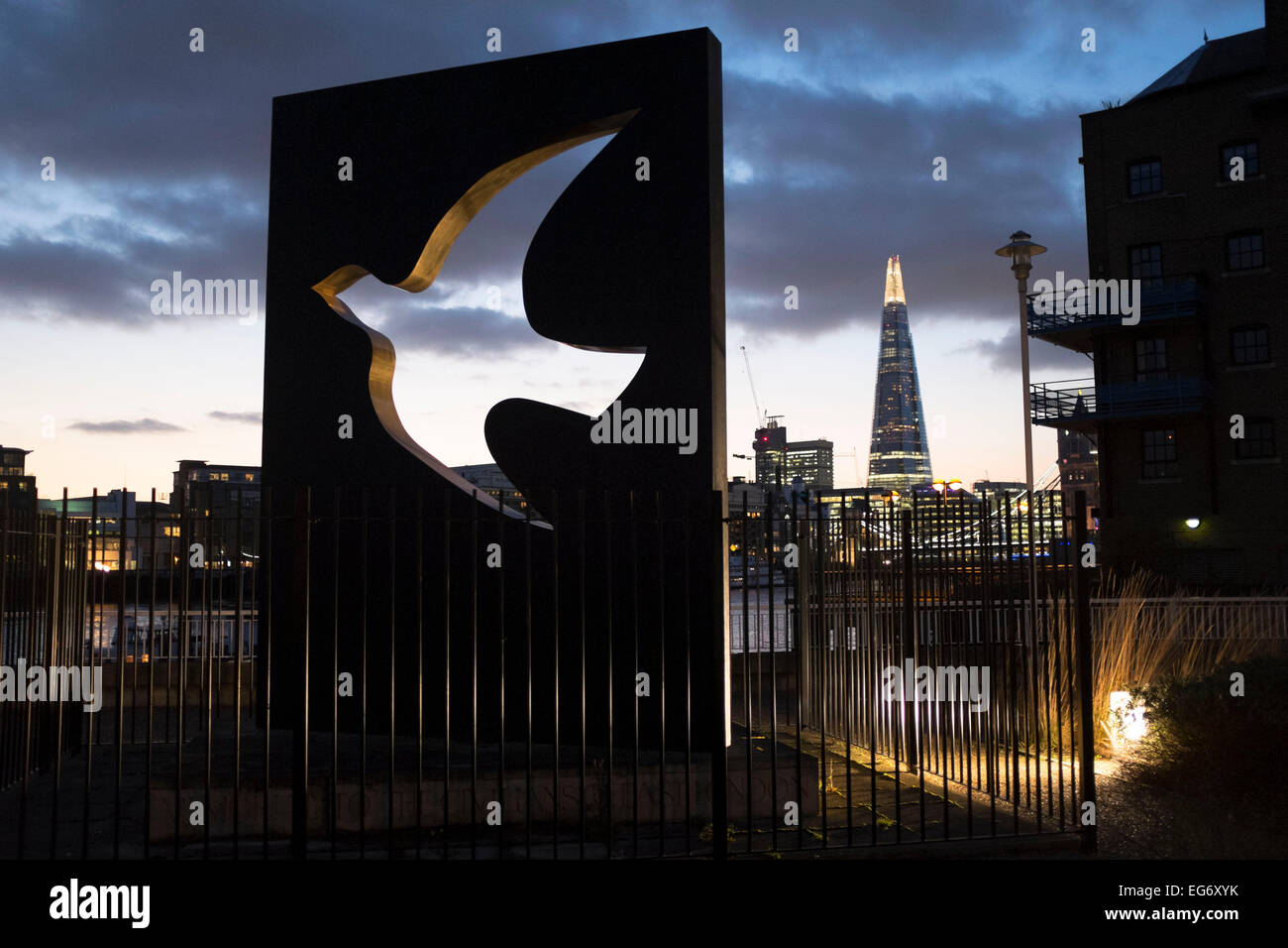 Voir à la colombe de la paix la dernière Sculpture, Quai Hermitage Memorial Garden Riverside, à l'horizon de Tower Bridge et le Shard à Londres, au Royaume-Uni. L'un des plus célèbres paysages de Wapping vers ce plus emblématiques de horizons. Banque D'Images