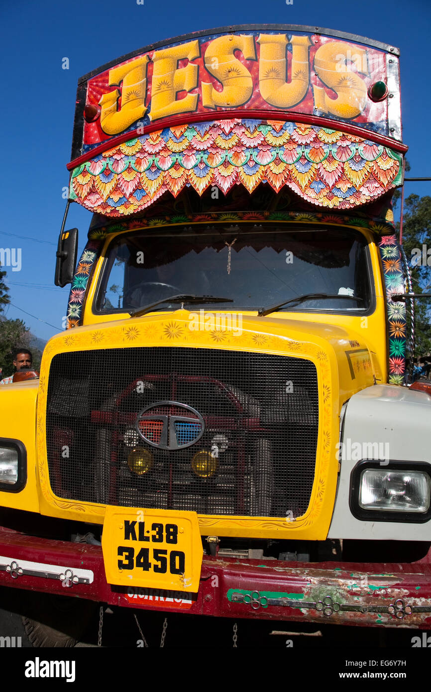 Les Indiens colorés chariot avec 'Jésus' signer la main peinte sur elle, dans le sud de l'Inde près de Munnar Banque D'Images