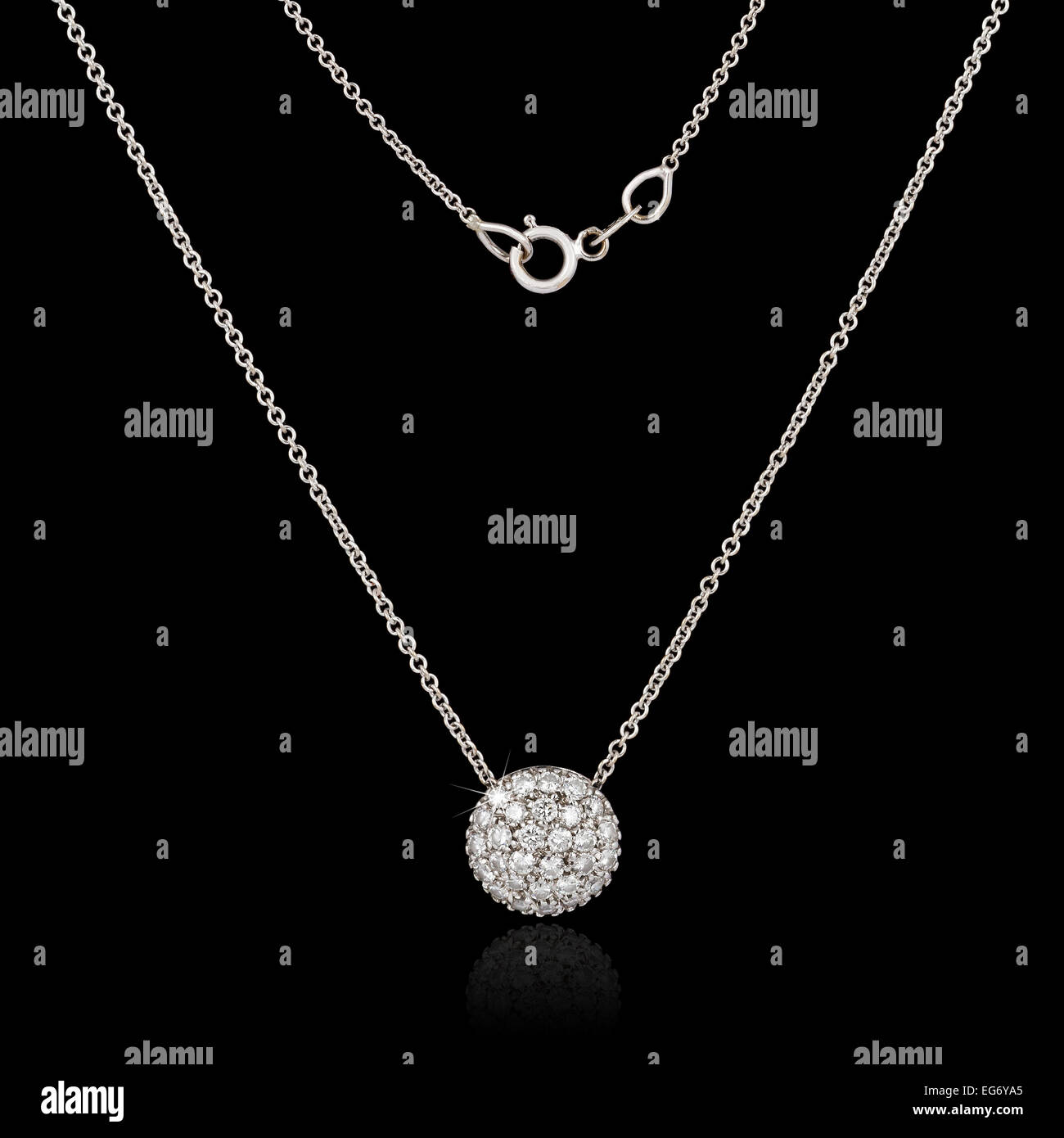 Collier en or blanc avec des brillants Banque D'Images