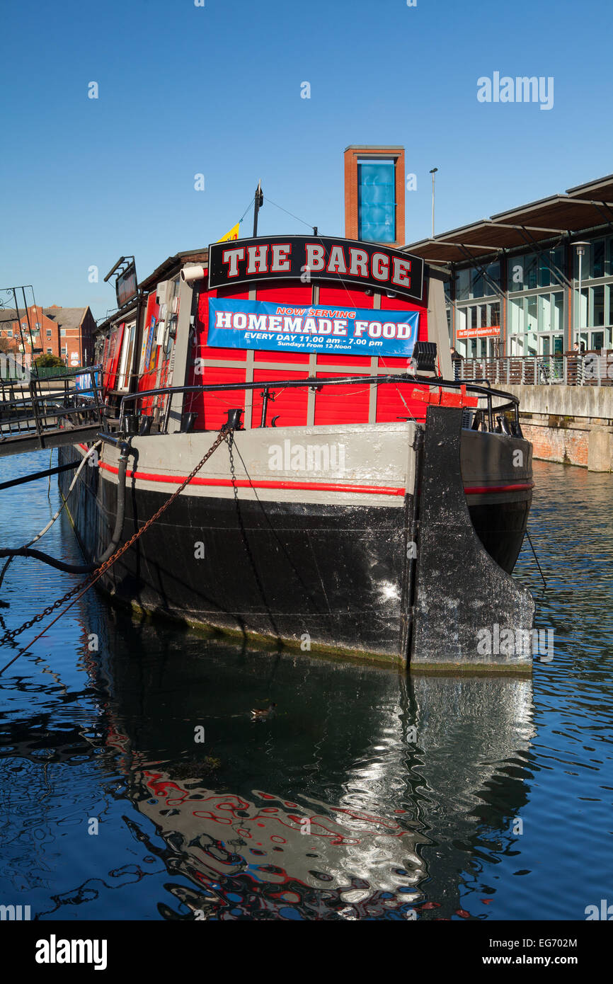 La Barge Inn, Great Grimsby. Un public flottant bar et restaurant. Février 2015. Banque D'Images