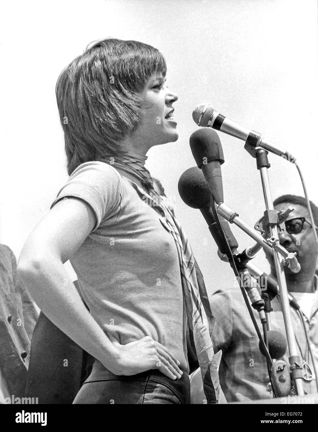 Washington, DC - 9 mai 1970 -- L'actrice Jane Fonda est montré comme elle a pris l'estimation de 100 000 personnes qui ont assisté à la manifestation anti-guerre de la Maison Blanche. La manifestation a été généralement enregistrer non violents pour les éclosions dispersées le long de Pennsylvania Avenue, près de l'édifice du ministère de la Justice. Foto : Benjamin E. 'Gene' Forte - CNP (c) afp - Rapport Banque D'Images
