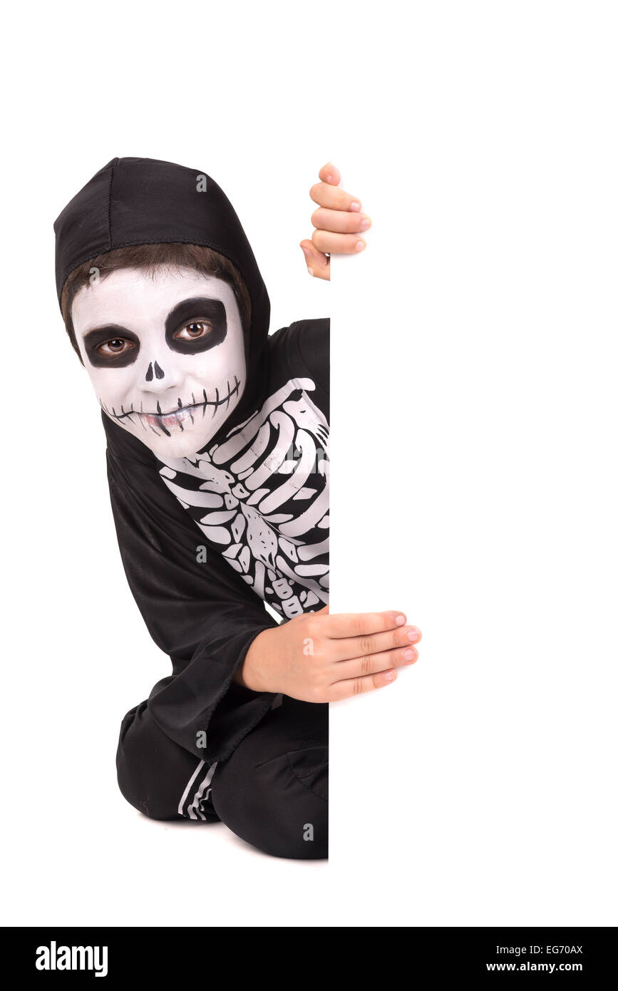 Garçon avec face-paint et skeleton costume Halloween sur un tableau blanc Banque D'Images