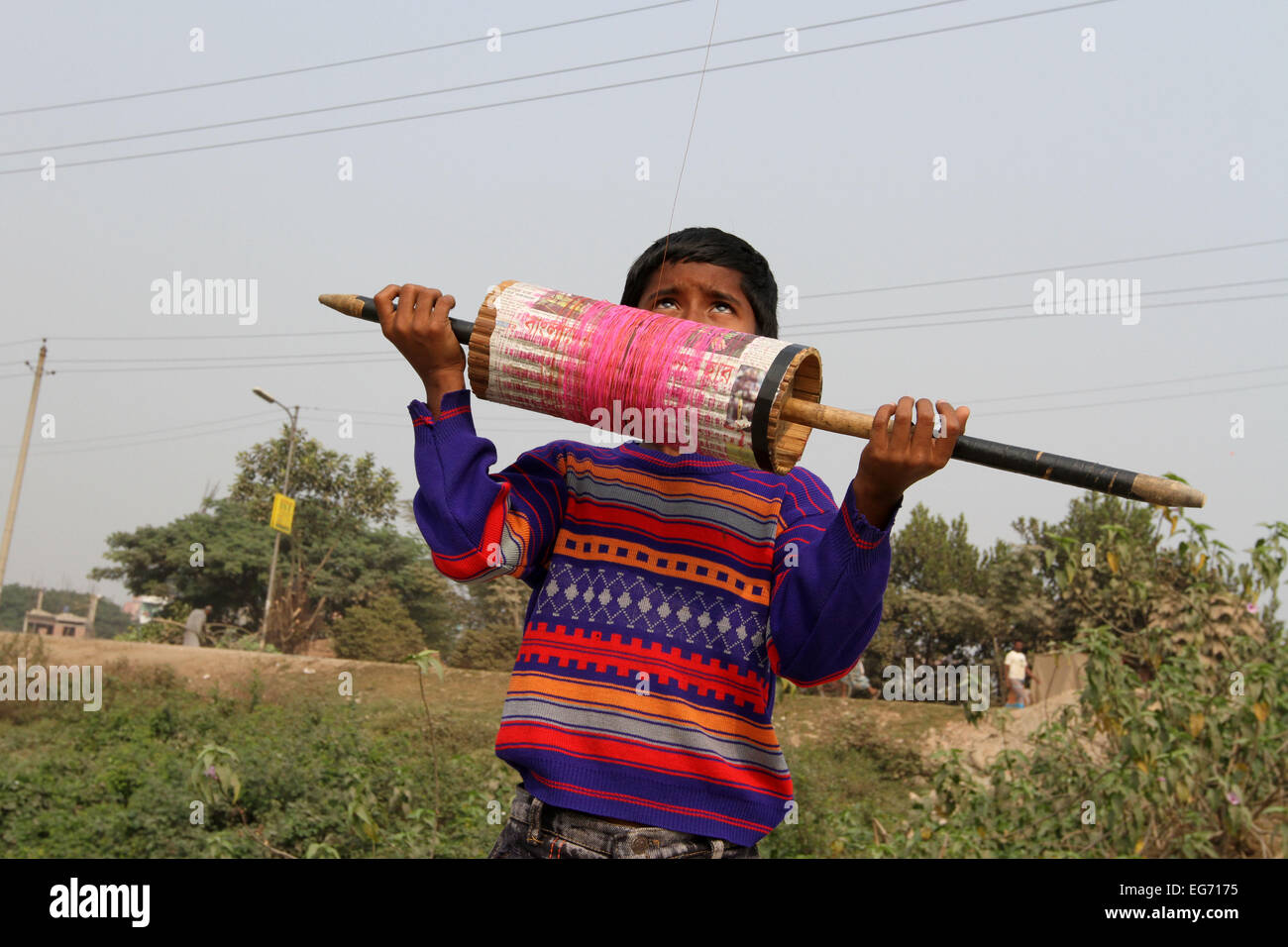 Dhaka 10 février 2015.Un garçon, contrôle son kite à Dhaka, au Bangladesh. Banque D'Images