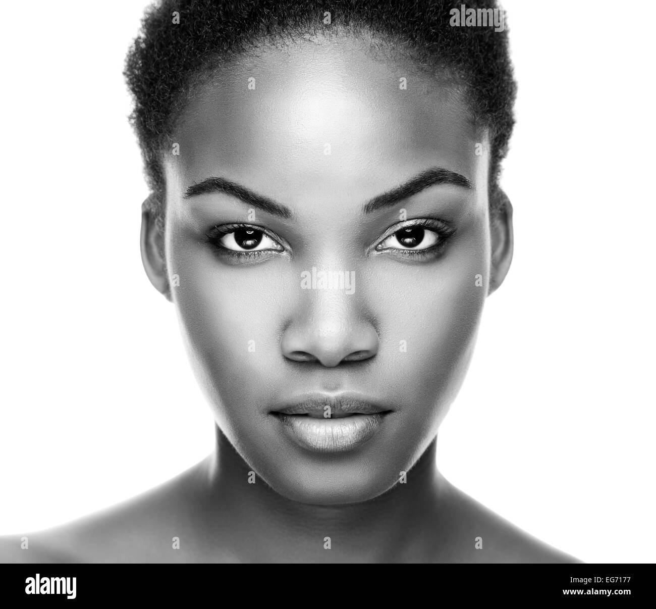 Visage d'une jeune beauté noire en noir et blanc Banque D'Images Visage d'une jeune beauté noire en noir et blanc Banque D'Images