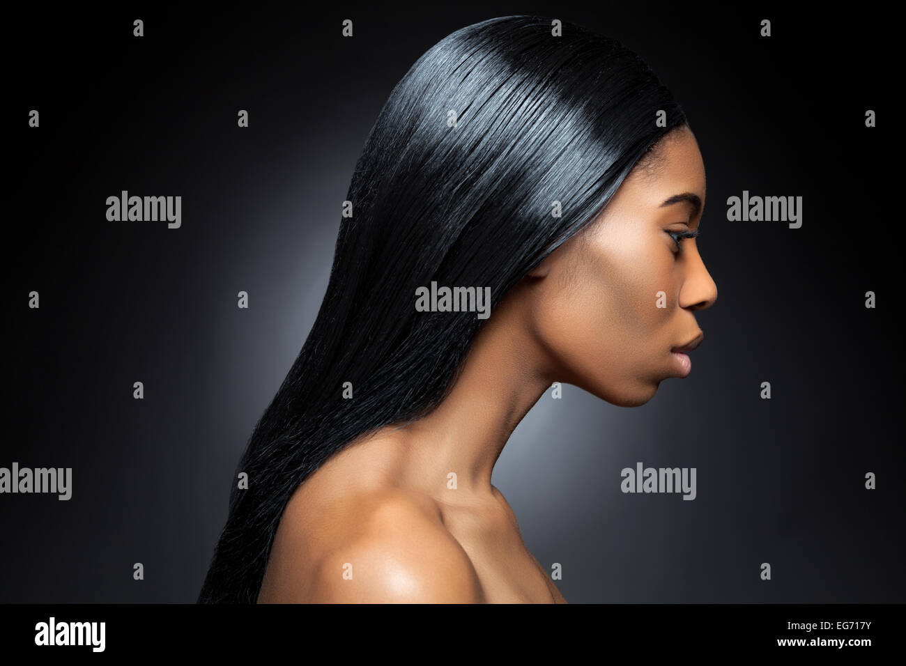 Profil d'une jeune beauté noire avec longue ligne droite et des cheveux brillants Banque D'Images