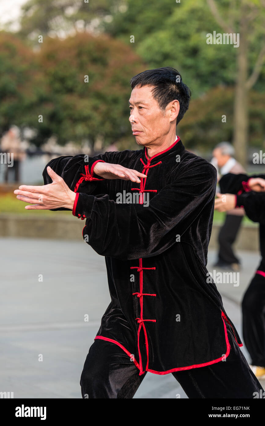 Shanghai, Chine - 7 Avril 2013 : un homme l'exercice de tai chi avec costume traditionnel à gucheng park dans la ville de Shanghai en Chine le 7 avril 2013 Banque D'Images