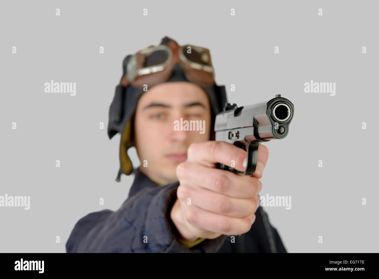 Conducteur de char soldat soviétique feux avec pistolet Banque D'Images