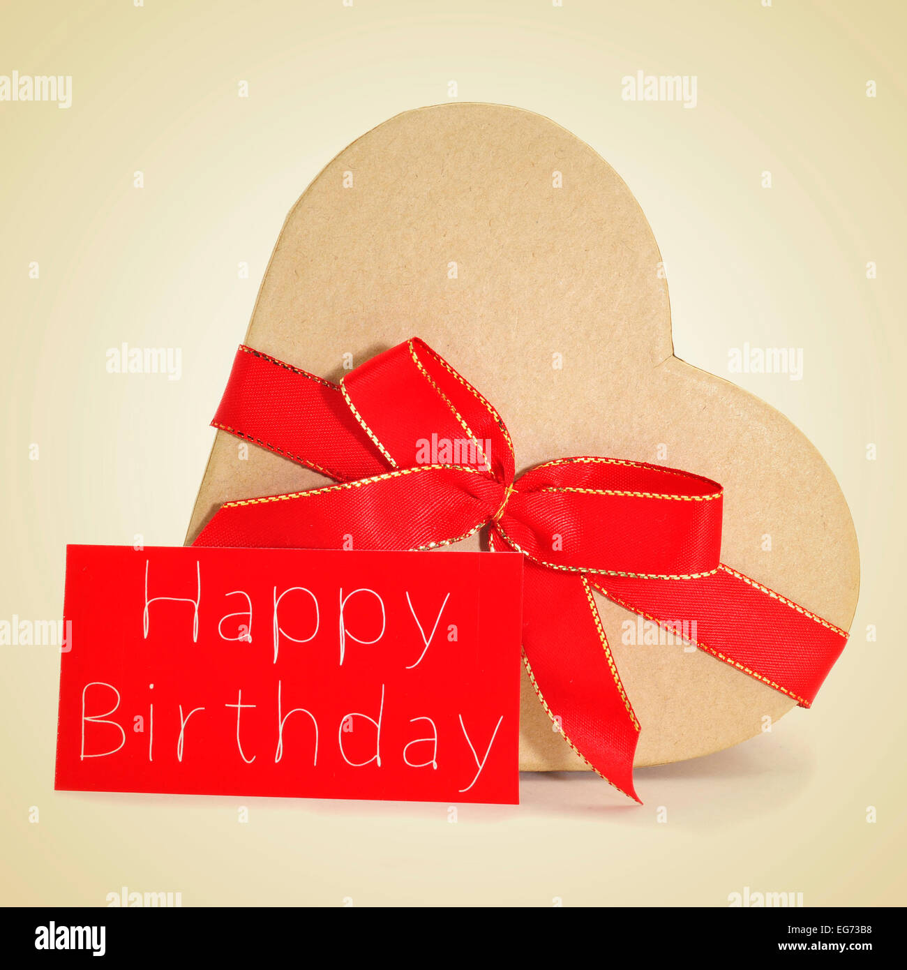 Un Cadeau En Forme De Cœur Et Une Pancarte Rouge Avec Le Texte Joyeux Anniversaire Ecrit En C Sur Un Fond Beige Avec Un Effet Retro Photo Stock Alamy Un Cadeau En Forme De Cœur Et Une Pancarte Rouge Avec Le Texte Joyeux Anniversaire Ecrit En C Sur Un Fond Beige Avec Un Effet Retro Photo Stock Alamy