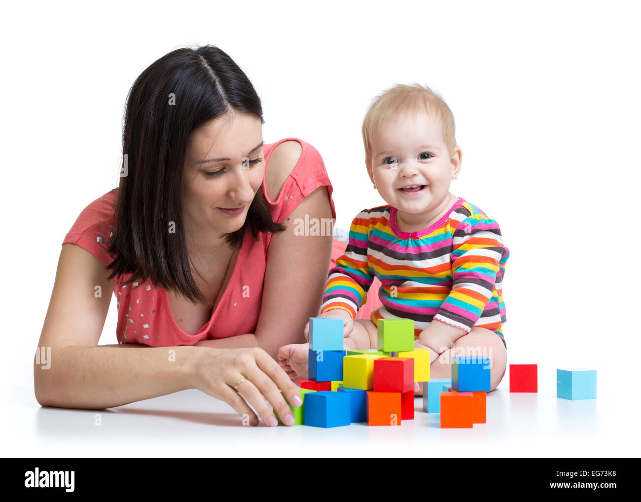 La mère et l'enfant jouer avec des blocs de construction toy isolated on white Banque D'Images