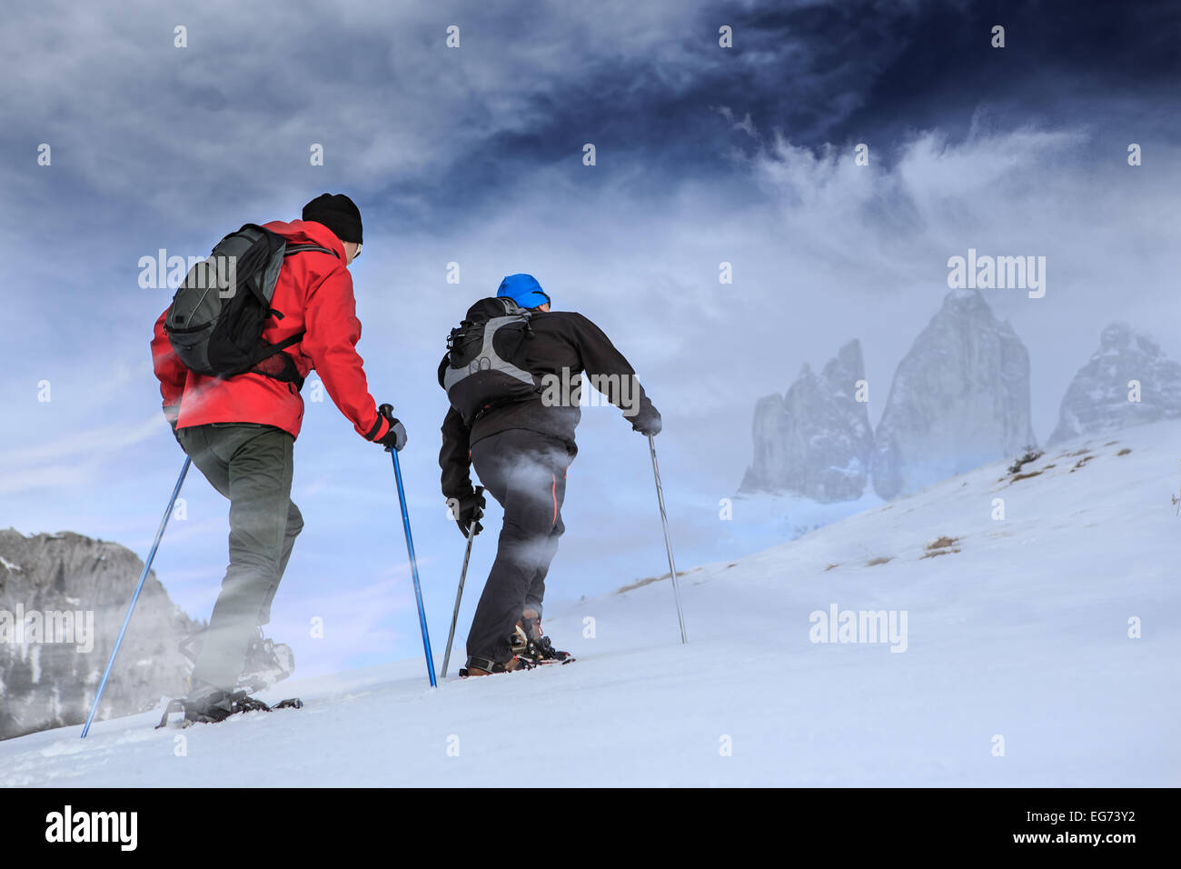 Deux hommes randonnée dans les Alpes en hiver Banque D'Images
