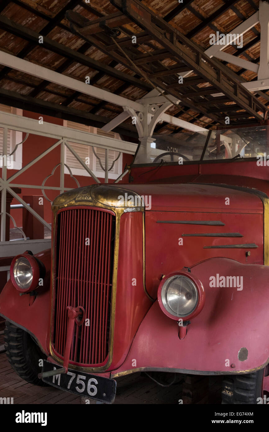 Vieux camion de pompiers Dennis préservés dans le quartier des musées de Melaka, Malaisie. Banque D'Images