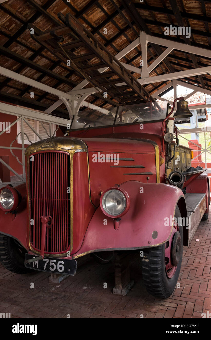 Vieux camion de pompiers Dennis préservés dans le quartier des musées de Melaka, Malaisie. Banque D'Images