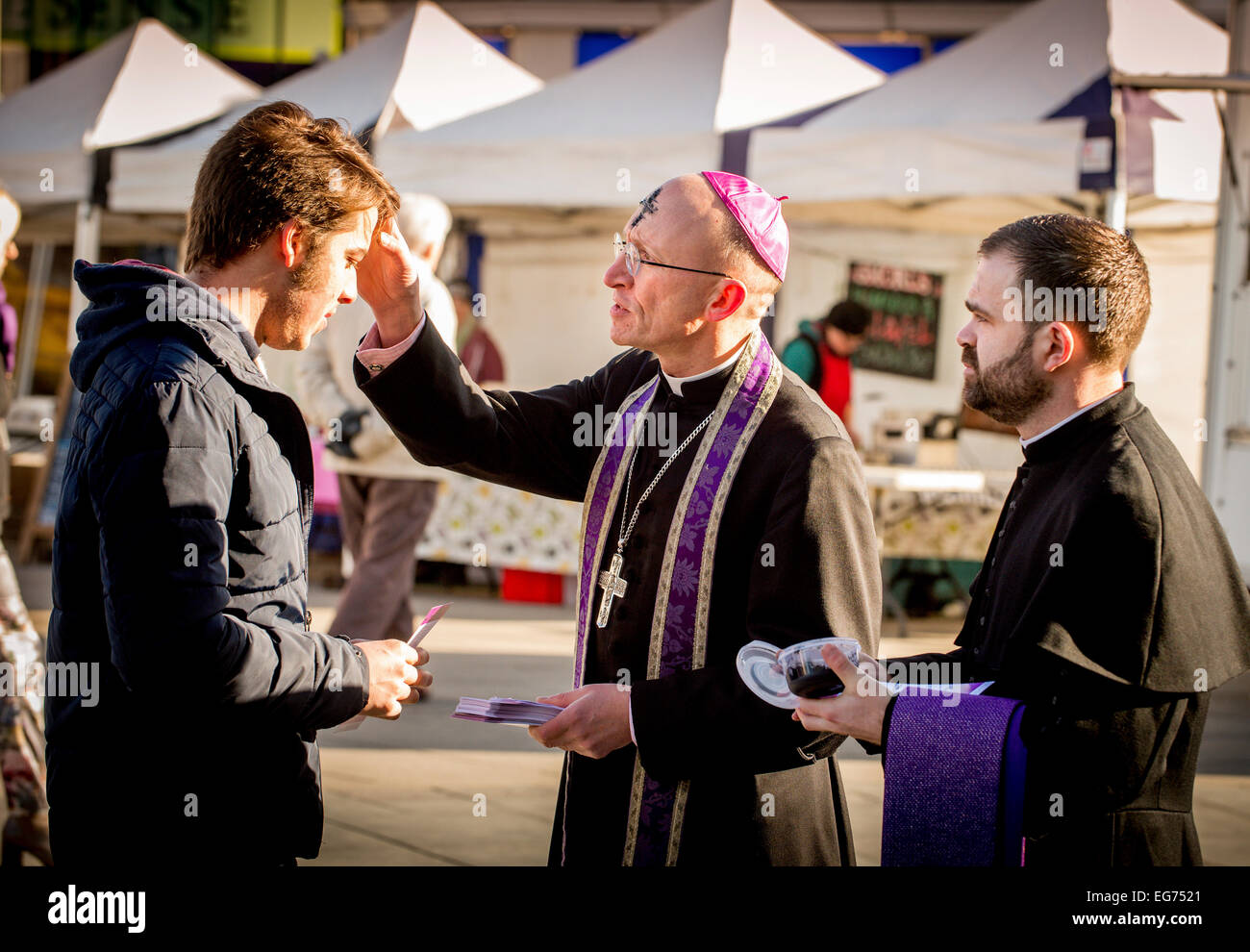 Brighton, UK. 18 Février, 2015. L'évêque de Chichester et une équipe du diocèse de Chichester étaient à Brighton Centre-ville aujourd'hui pour marquer le mercredi des Cendres le début du carême. Le mercredi des cendres doit son nom à la pratique de la bénédiction des cendres fabriqué à partir de branches de palmier béni sur l'année précédente, Dimanche des Rameaux, et les placer sur les têtes des participants. L'évêque de Chichester à Brighton Centre-ville aujourd'hui. Crédit : Jim Holden/Alamy Live News Banque D'Images