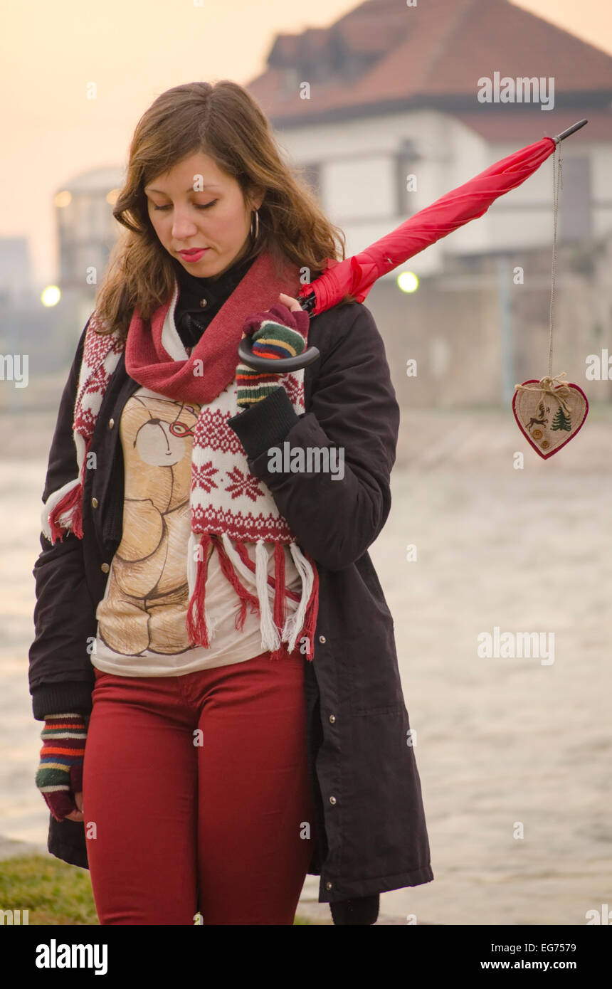 Sad girl alone pour la Saint Valentin à l'extérieur, marcher près de la rivière Banque D'Images