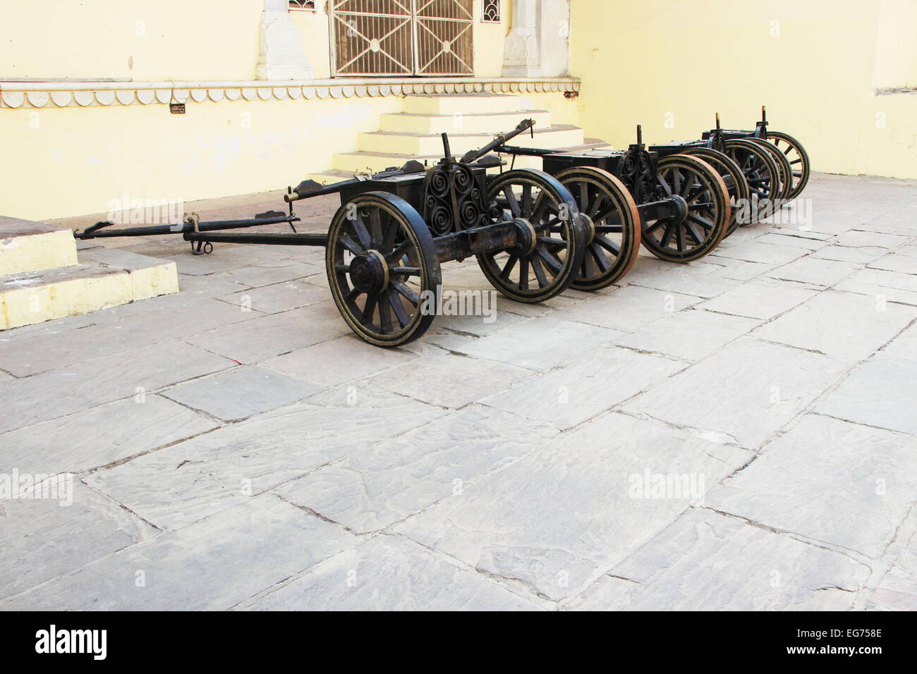 Affichage des charrettes transportant des petits canons, utilisé pendant la bataille, au Maharaja Sawai Mansingh-II Museum, City Palace, Jaipur, Raja Banque D'Images