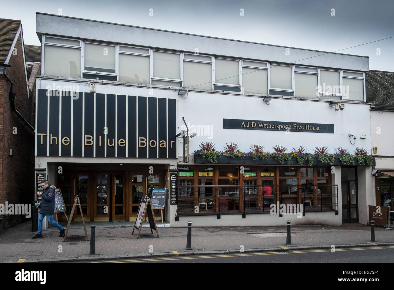 Le Sanglier bleu, un pub Wetherspoons à Senlis, dans l'Essex. Banque D'Images