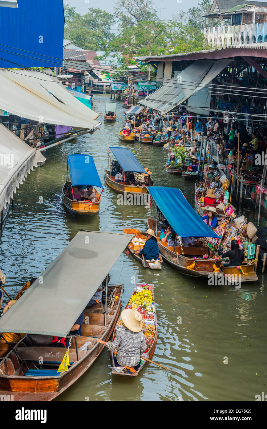 Bangkok, Thaïlande - 30 décembre 2013 : Bateaux à voile à Amphawa Bangkok marché flottant à Bangkok, Thaïlande, le 30 décembre, 2013 Banque D'Images