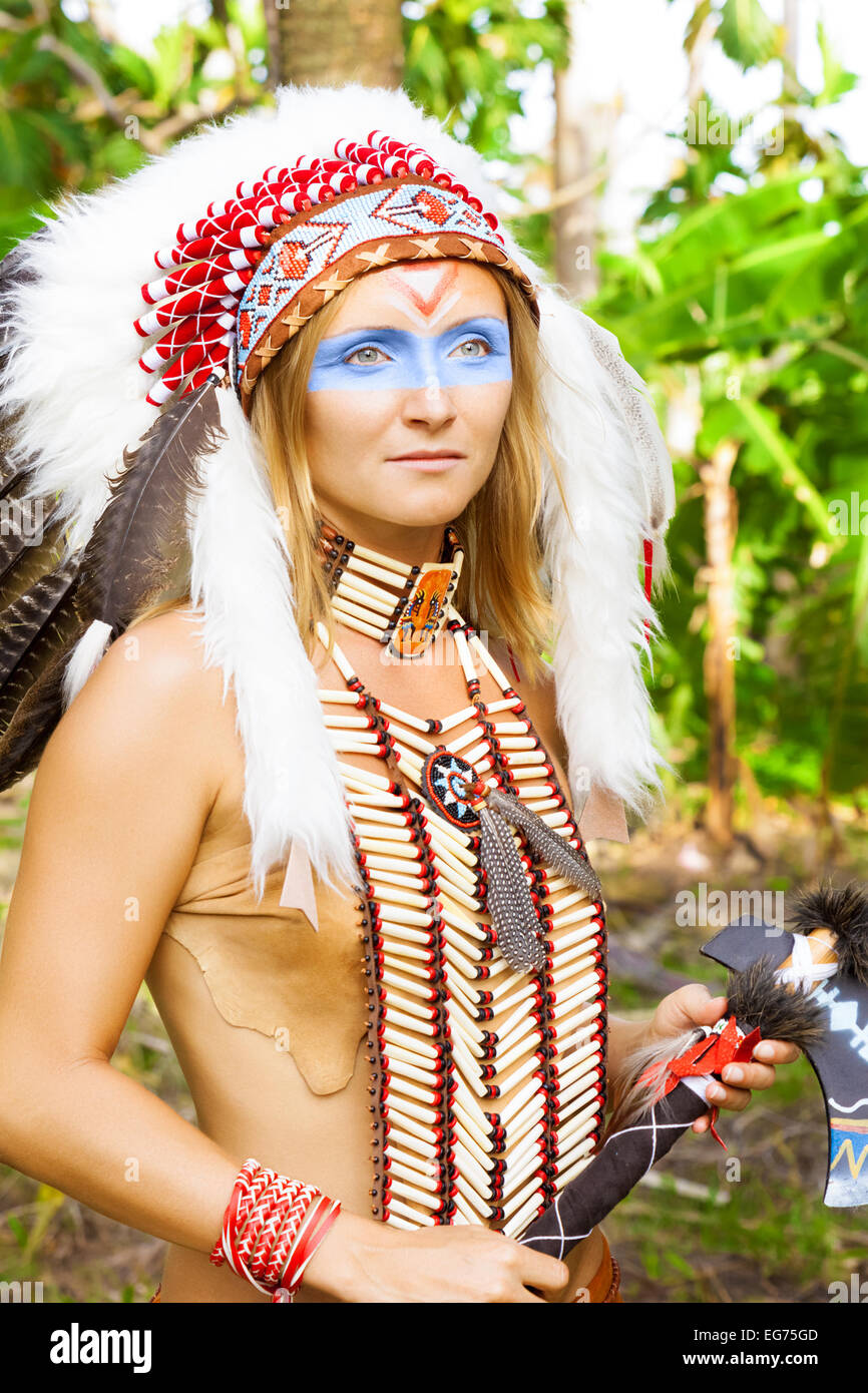 Native American, les Indiens en costume traditionnel, debout, champ de riz, journée, hache tomahawk Banque D'Images