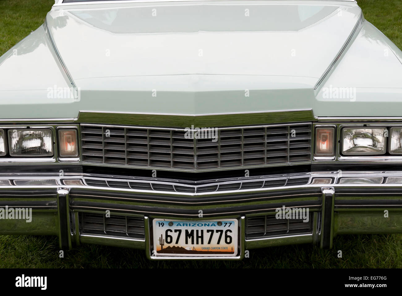Le capot d'une voiture américaine classique à une altération de la plaque de numéro Banque D'Images