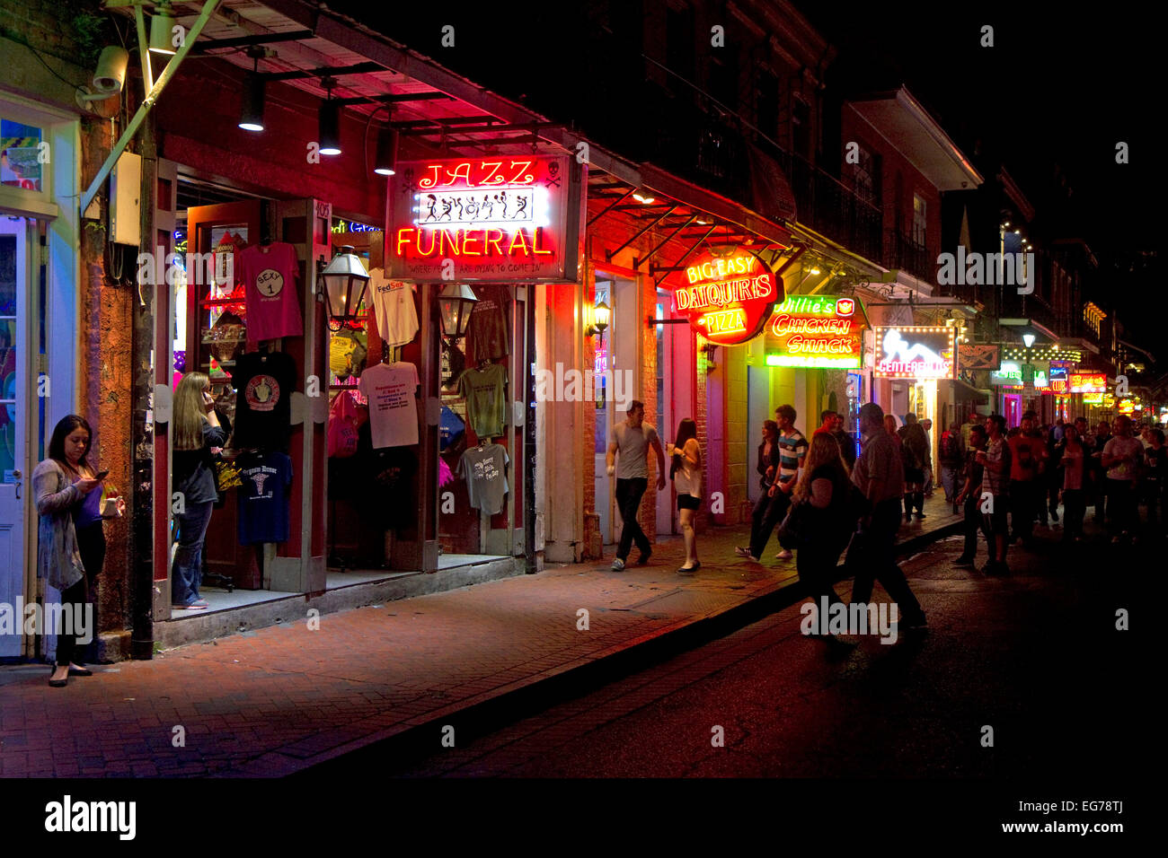 Business sur Bourbon Street la nuit dans le quartier français, la Nouvelle Orléans, Louisiane, USA. Banque D'Images