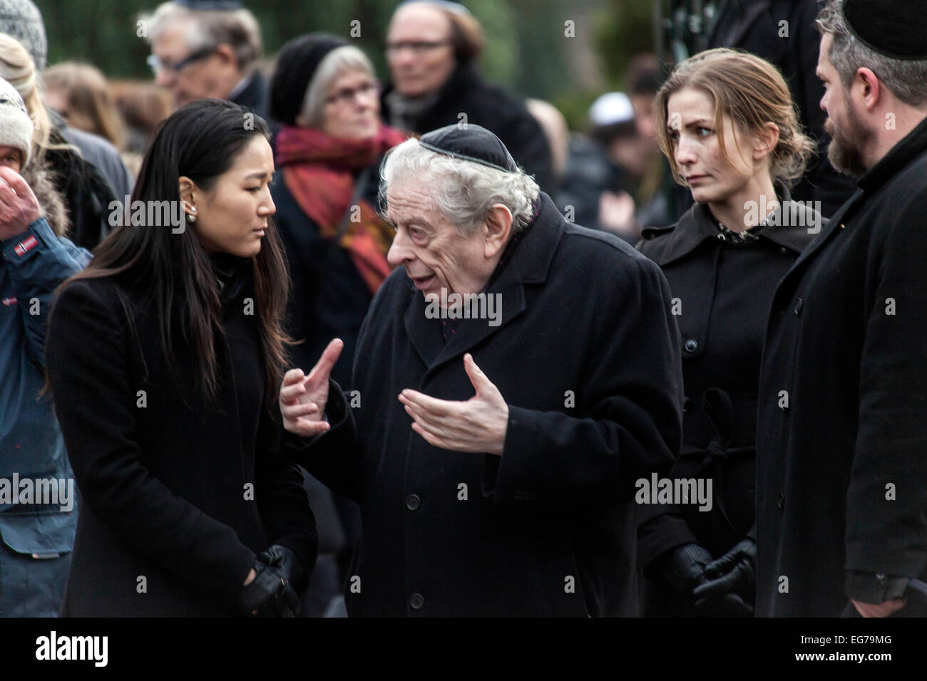 Copenhague, Danemark. 18 Février, 2015. Les participants à l'enterrement d'attentats terroristes assassinés Dan Uzan. Ici sur la photo (photo, avant, gauche) Anna Mee Allerslev, maire de Copenhague pour l'intégration, qui parle à l'ancien rabbin pour Copenhague, Arne Melchior. Credit : OJPHOTOS/Alamy Live News Banque D'Images