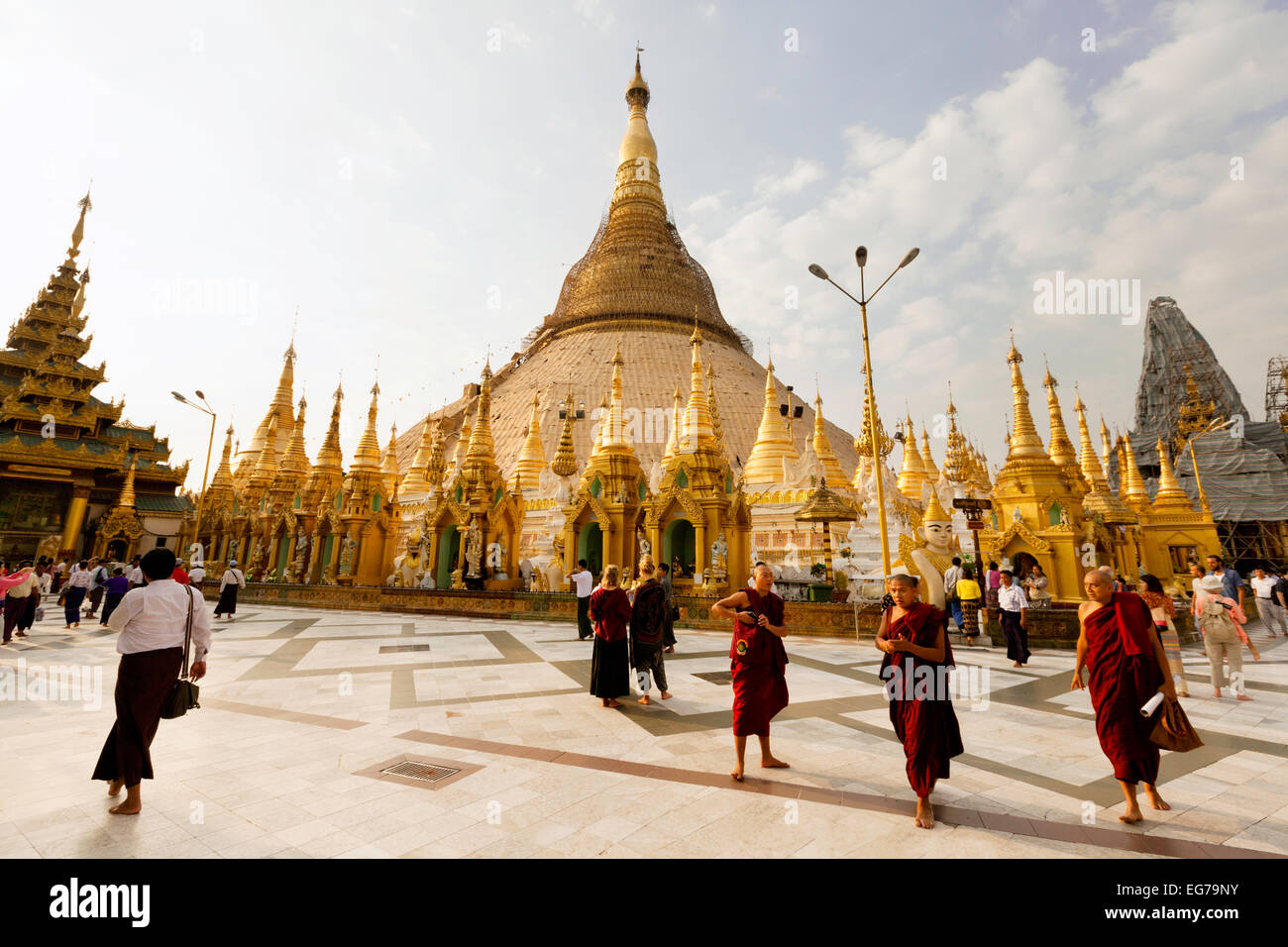 Les moines bouddhistes de la pagode Shwedagon à Yangon, Myanmar, Birmanie ( ), l'Asie Banque D'Images